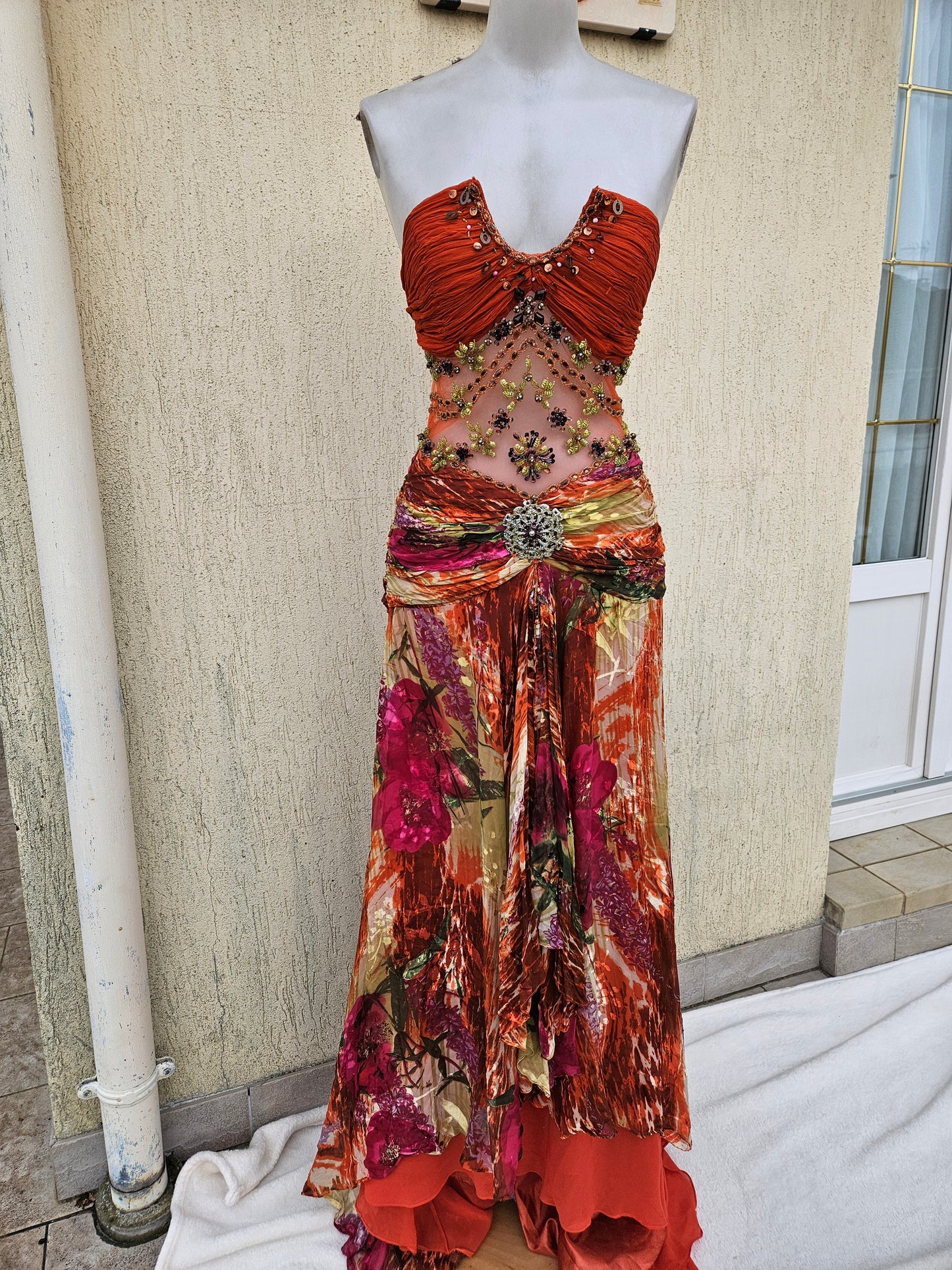 Robe en soie et broderies