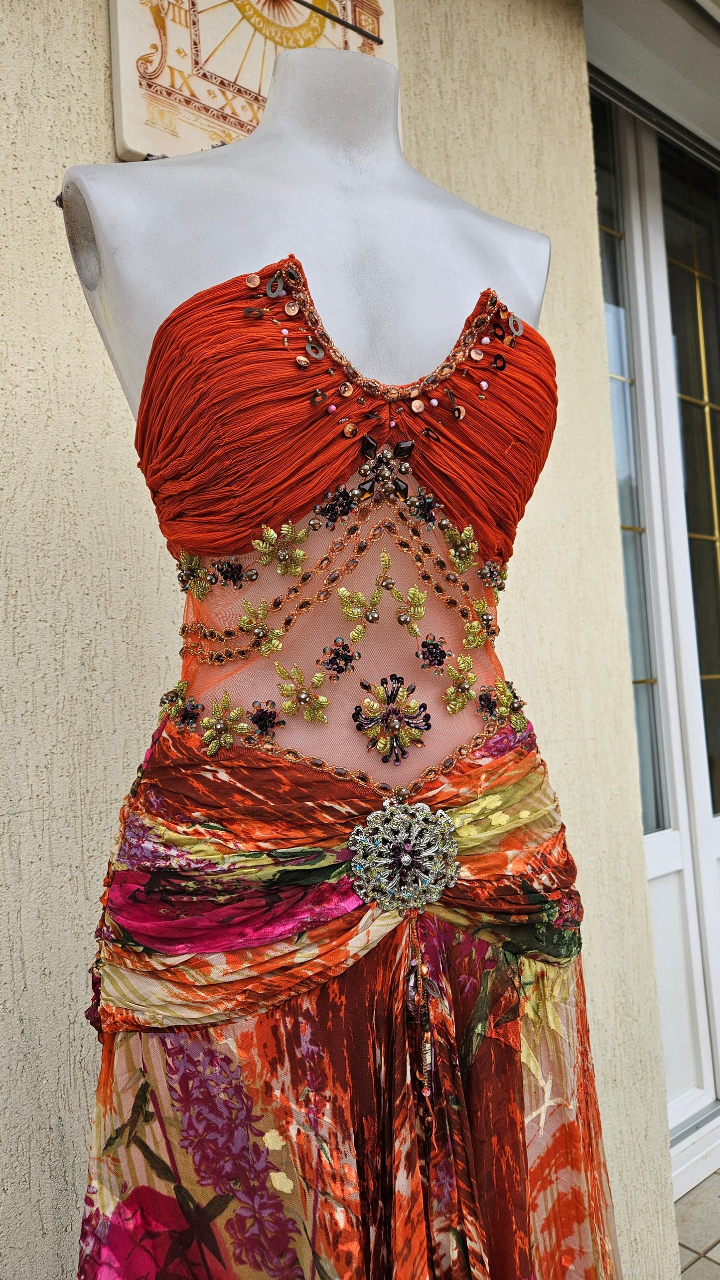 Robe en soie et broderies