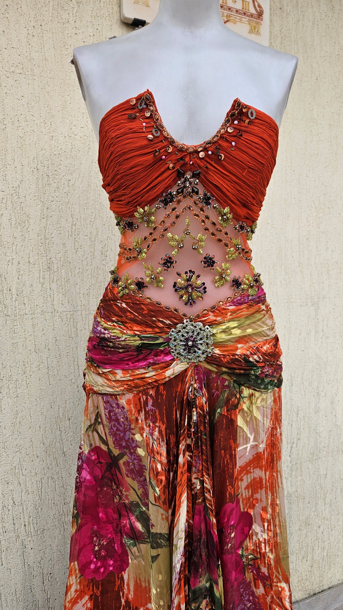 Robe en soie et broderies