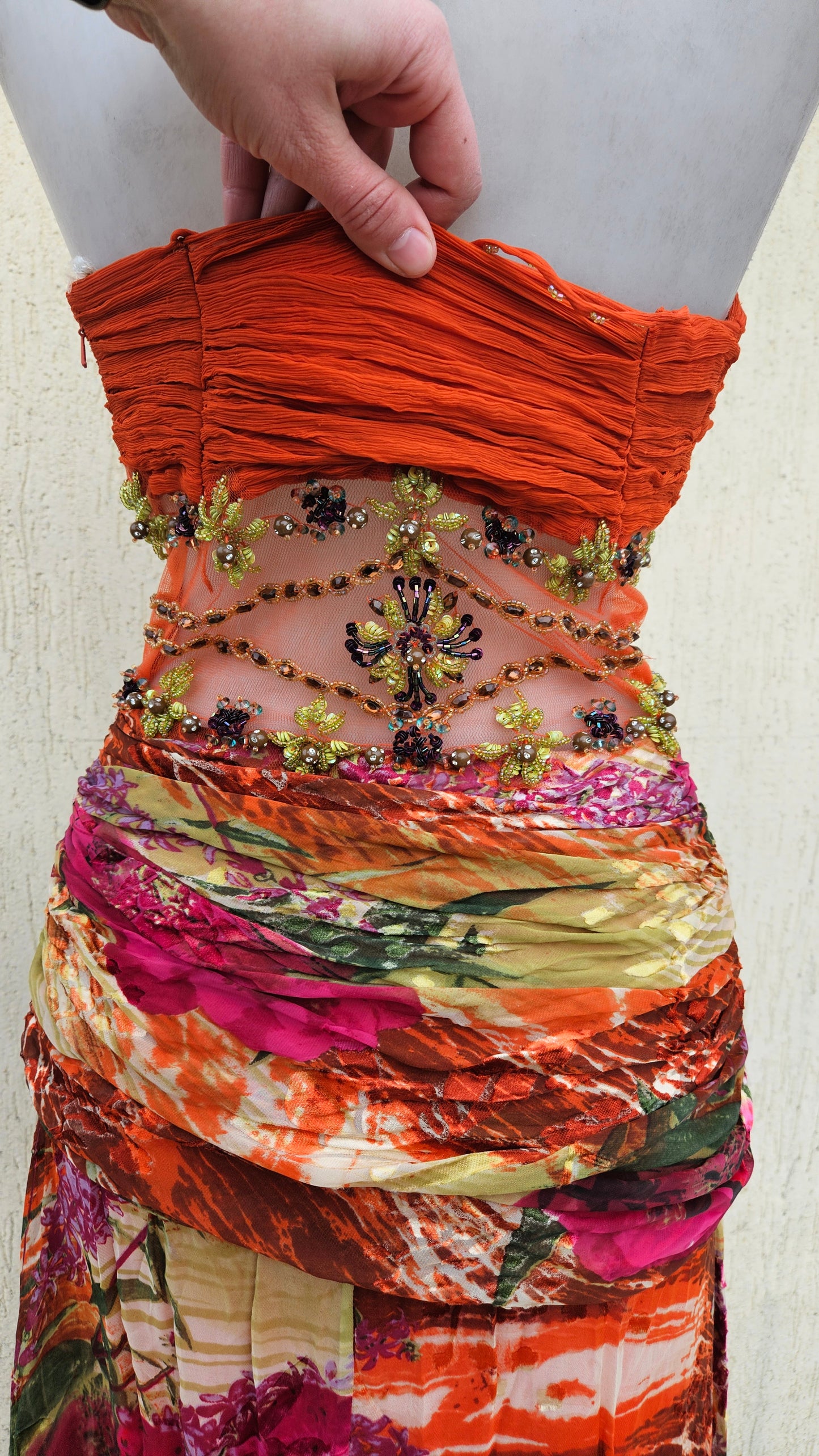 Robe en soie et broderies