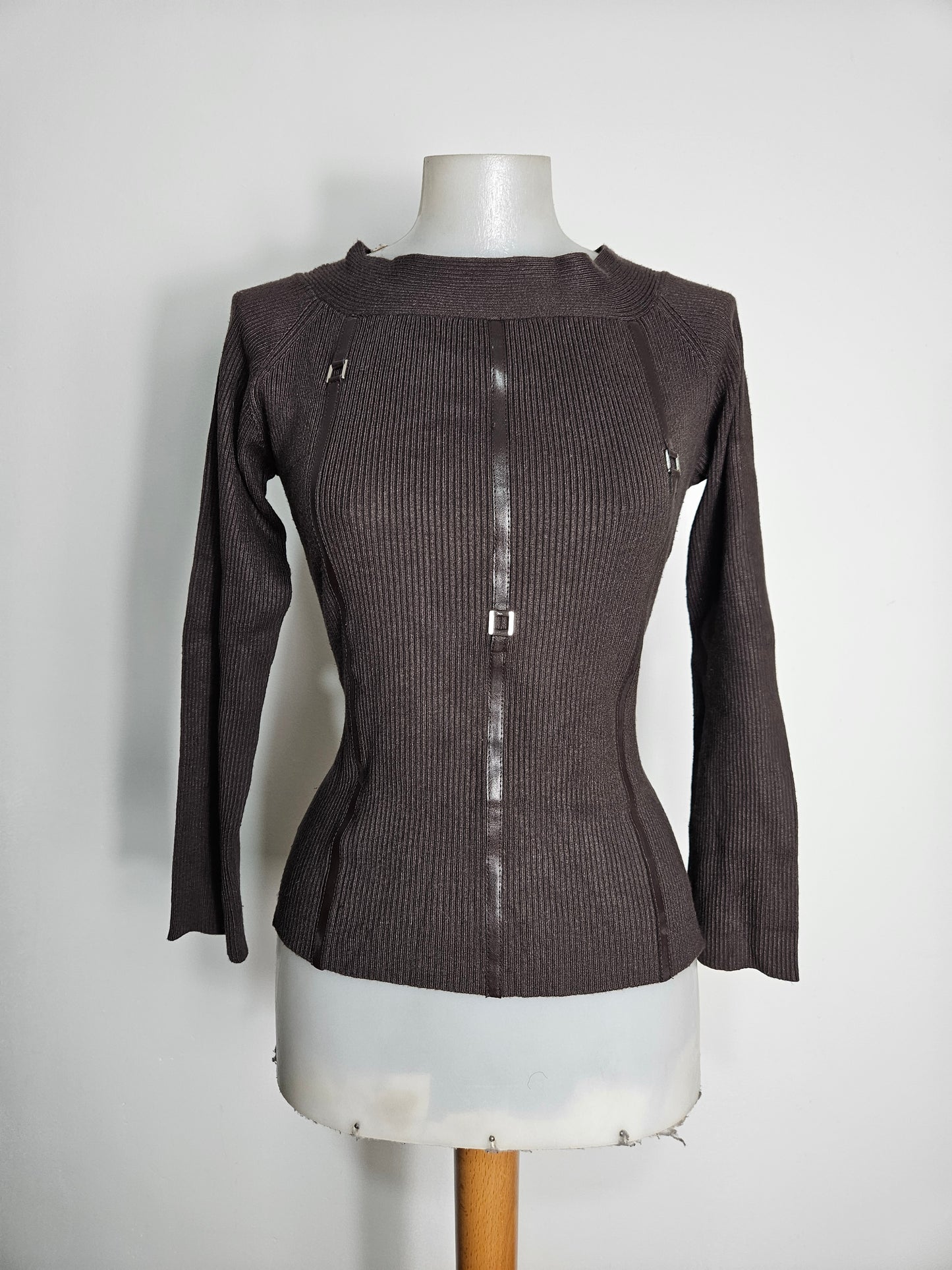 Pull côtelé marron à détails