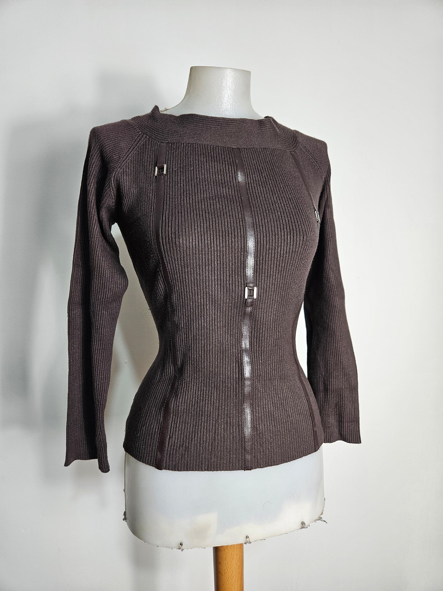 Pull côtelé marron à détails