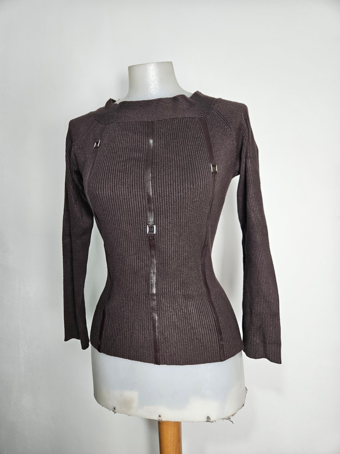 Pull côtelé marron à détails
