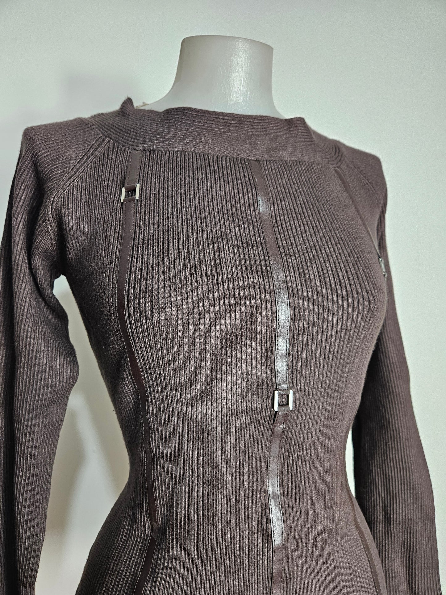 Pull côtelé marron à détails