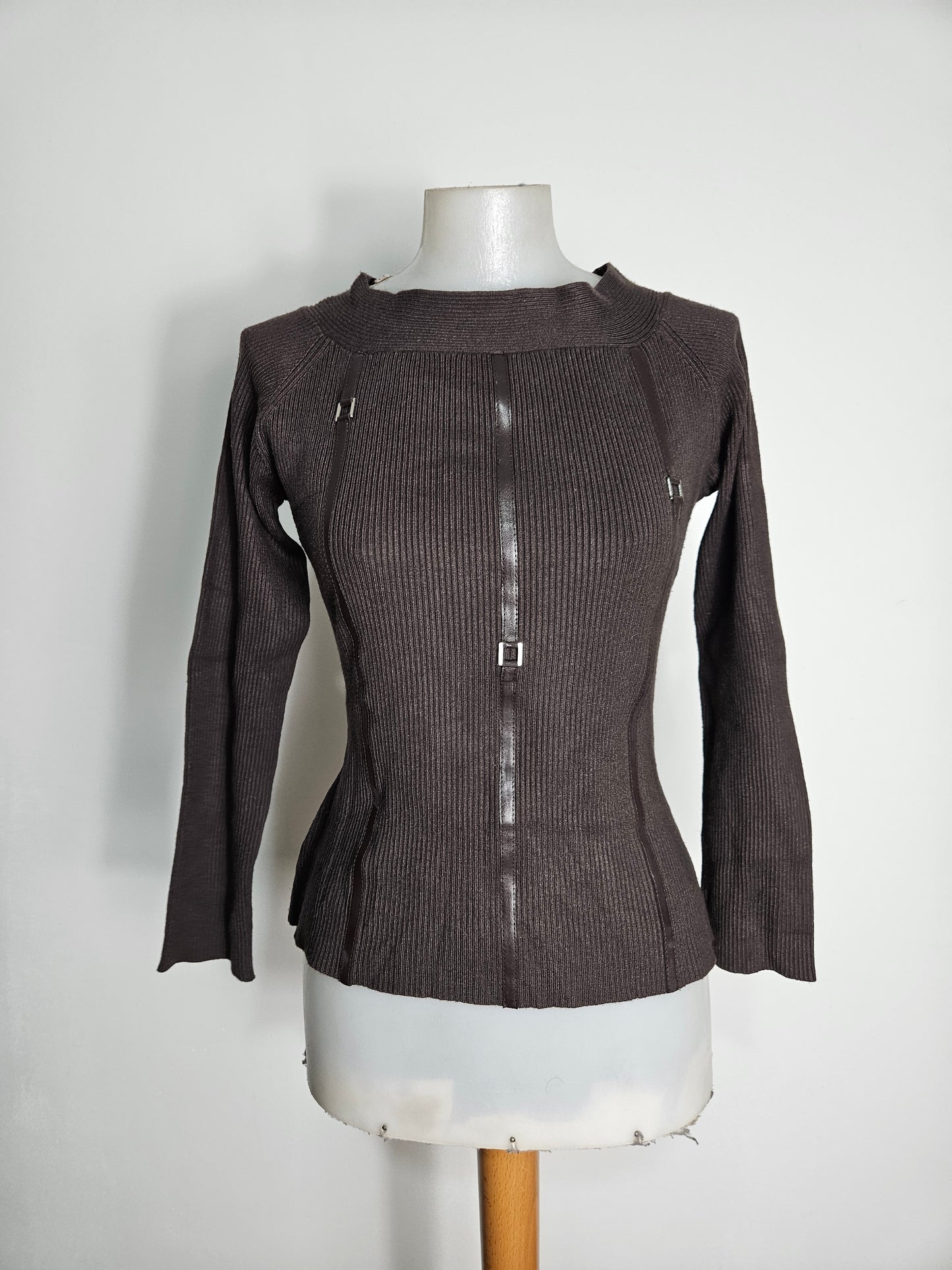 Pull côtelé marron à détails