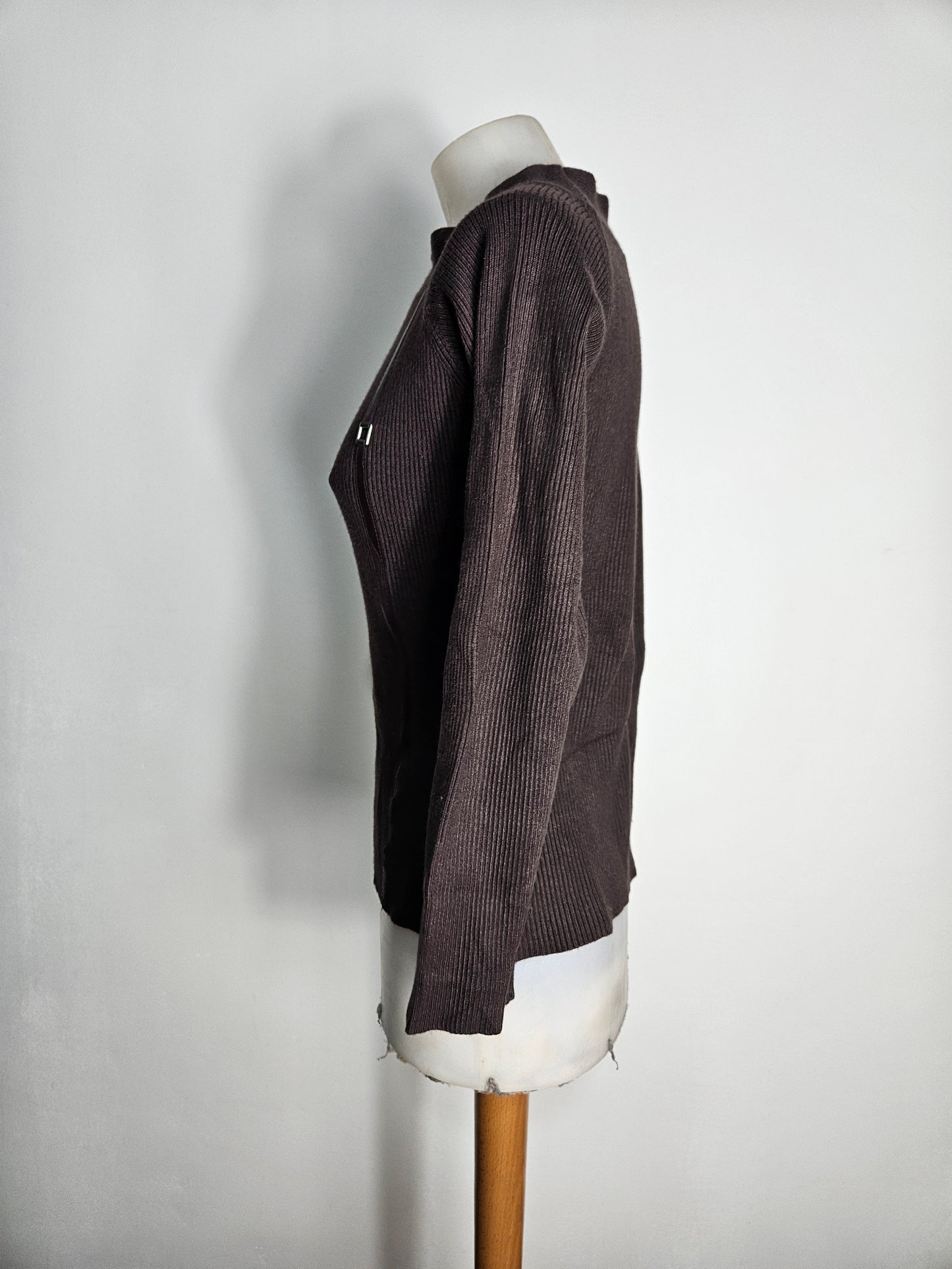 Pull côtelé marron à détails