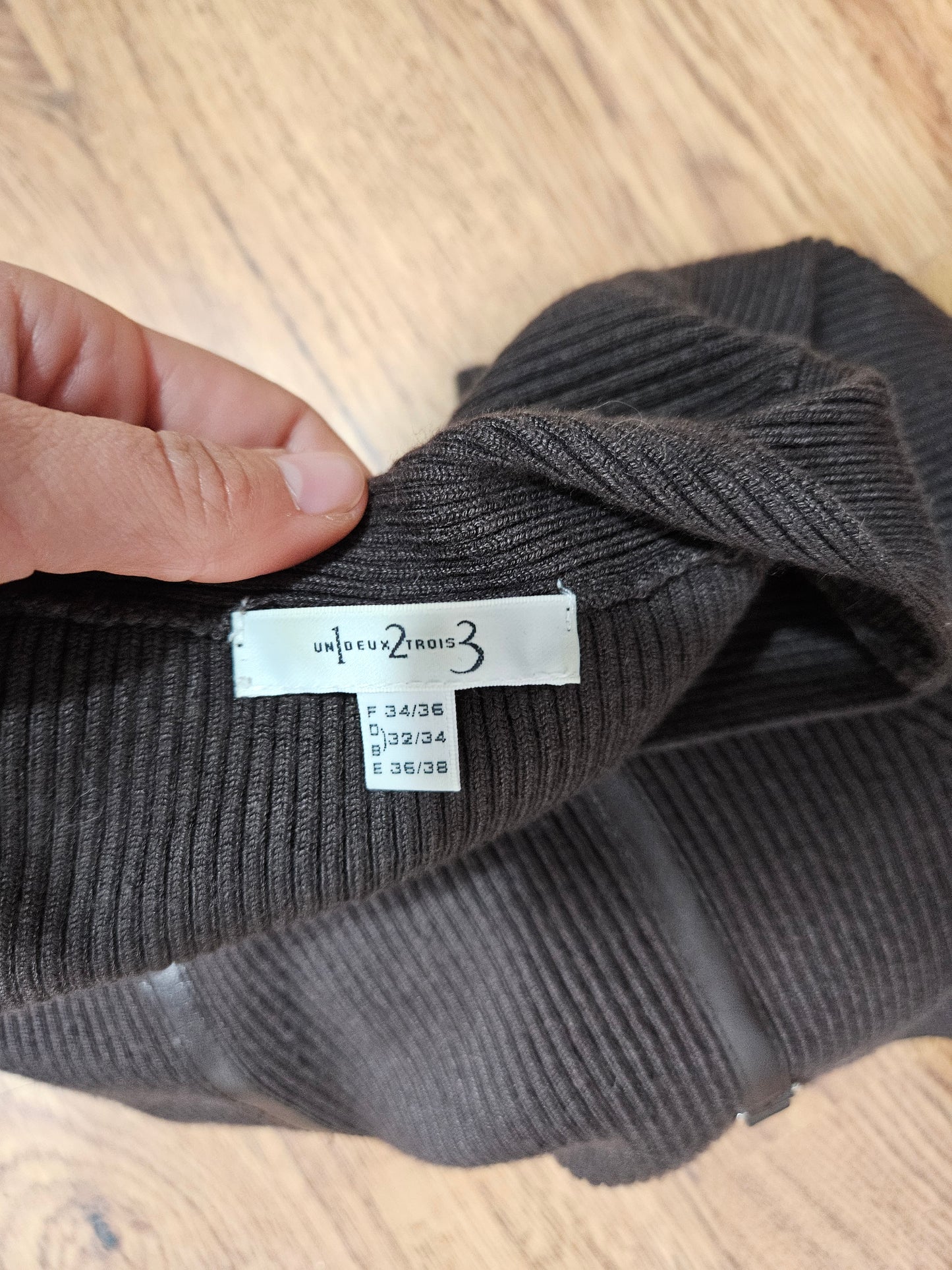 Pull côtelé marron à détails