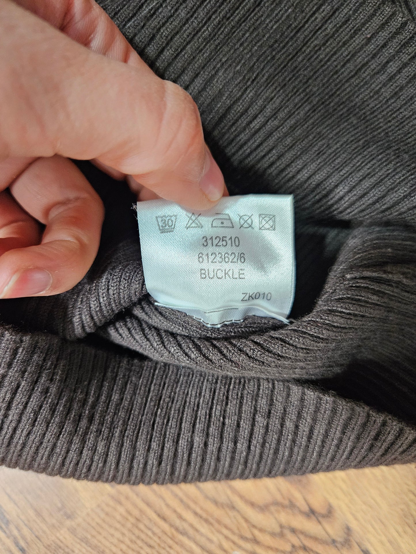 Pull côtelé marron à détails
