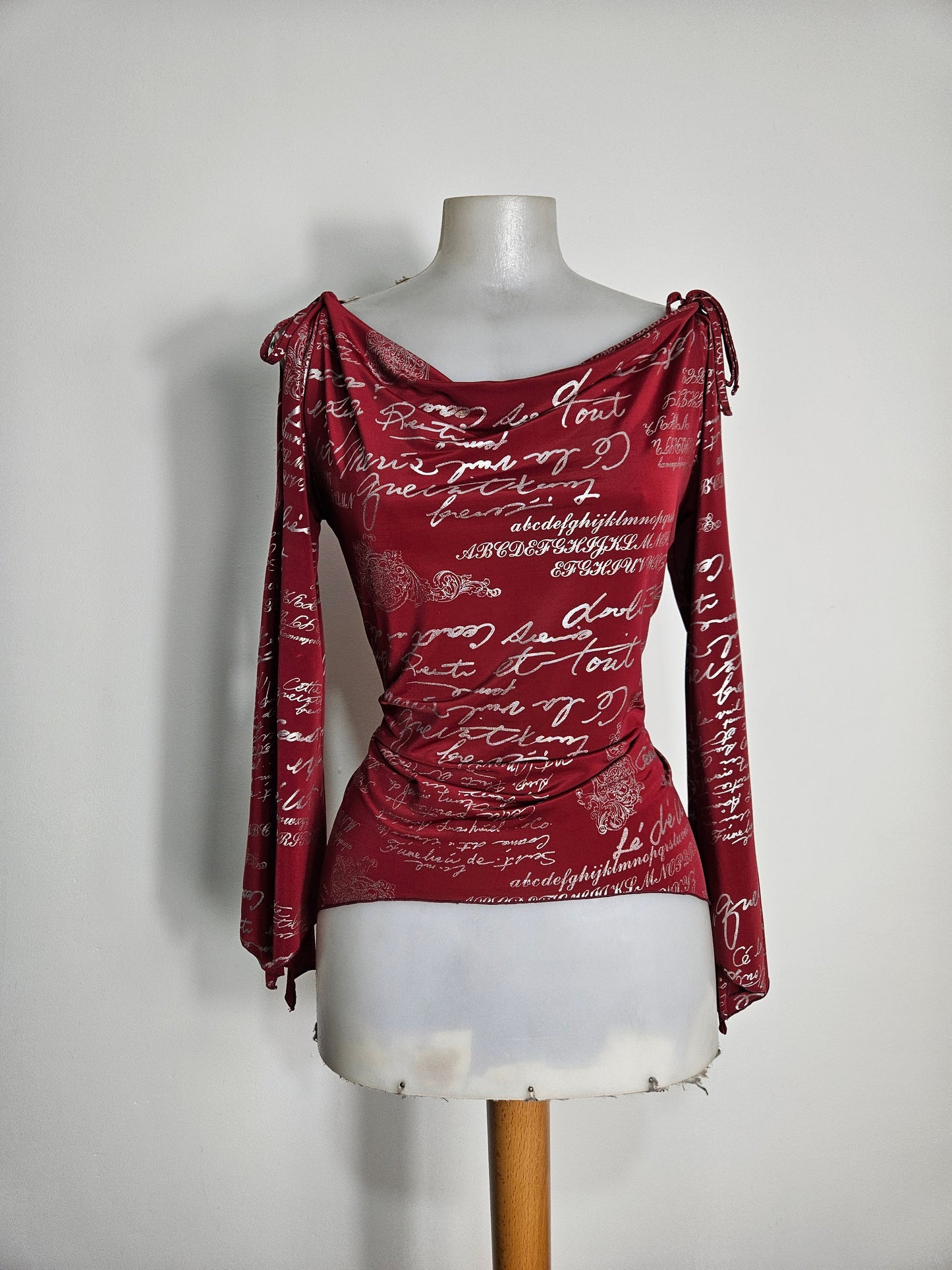 Haut col bénitier asymétrique rouge et argent