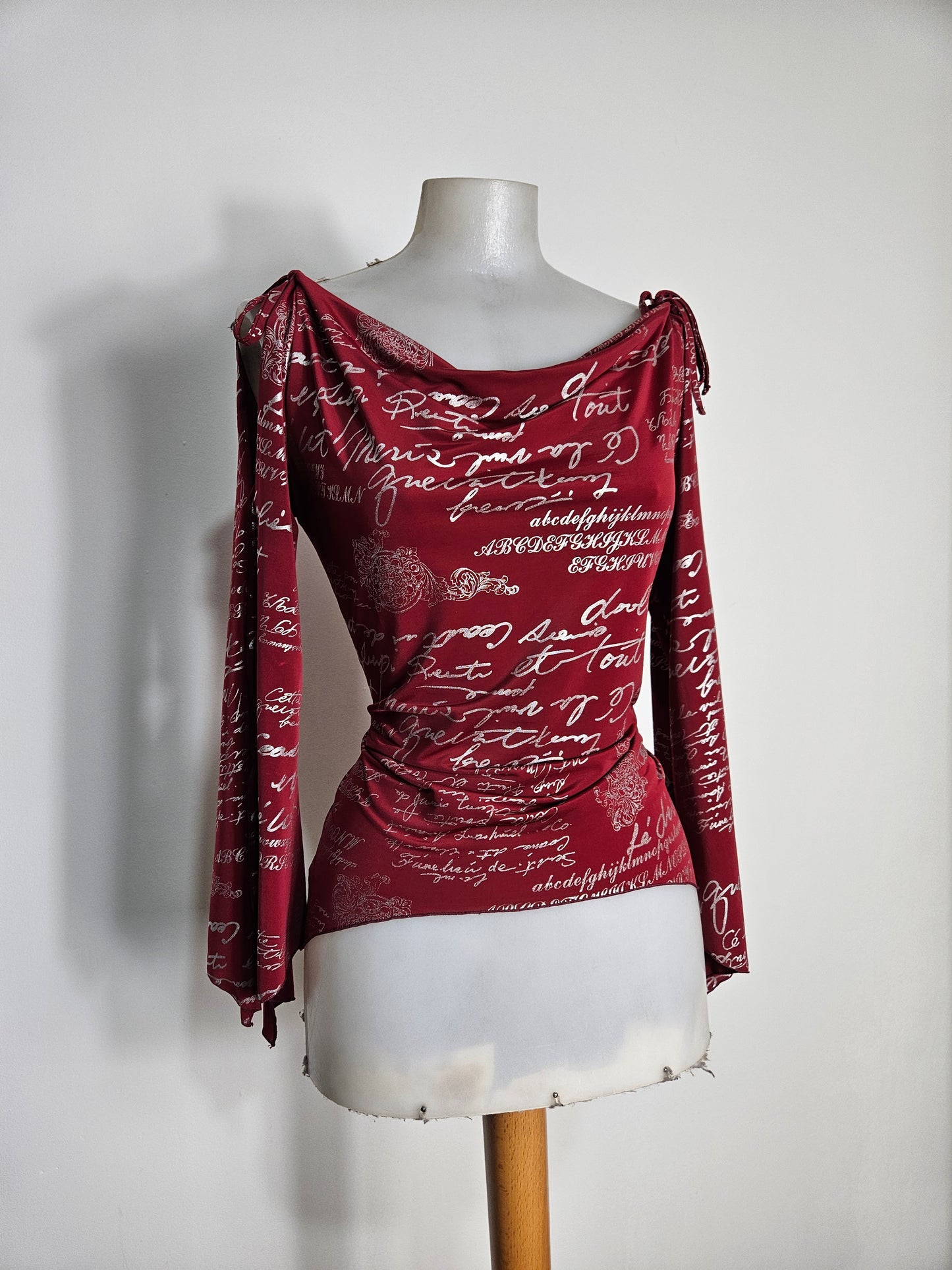Haut col bénitier asymétrique rouge et argent