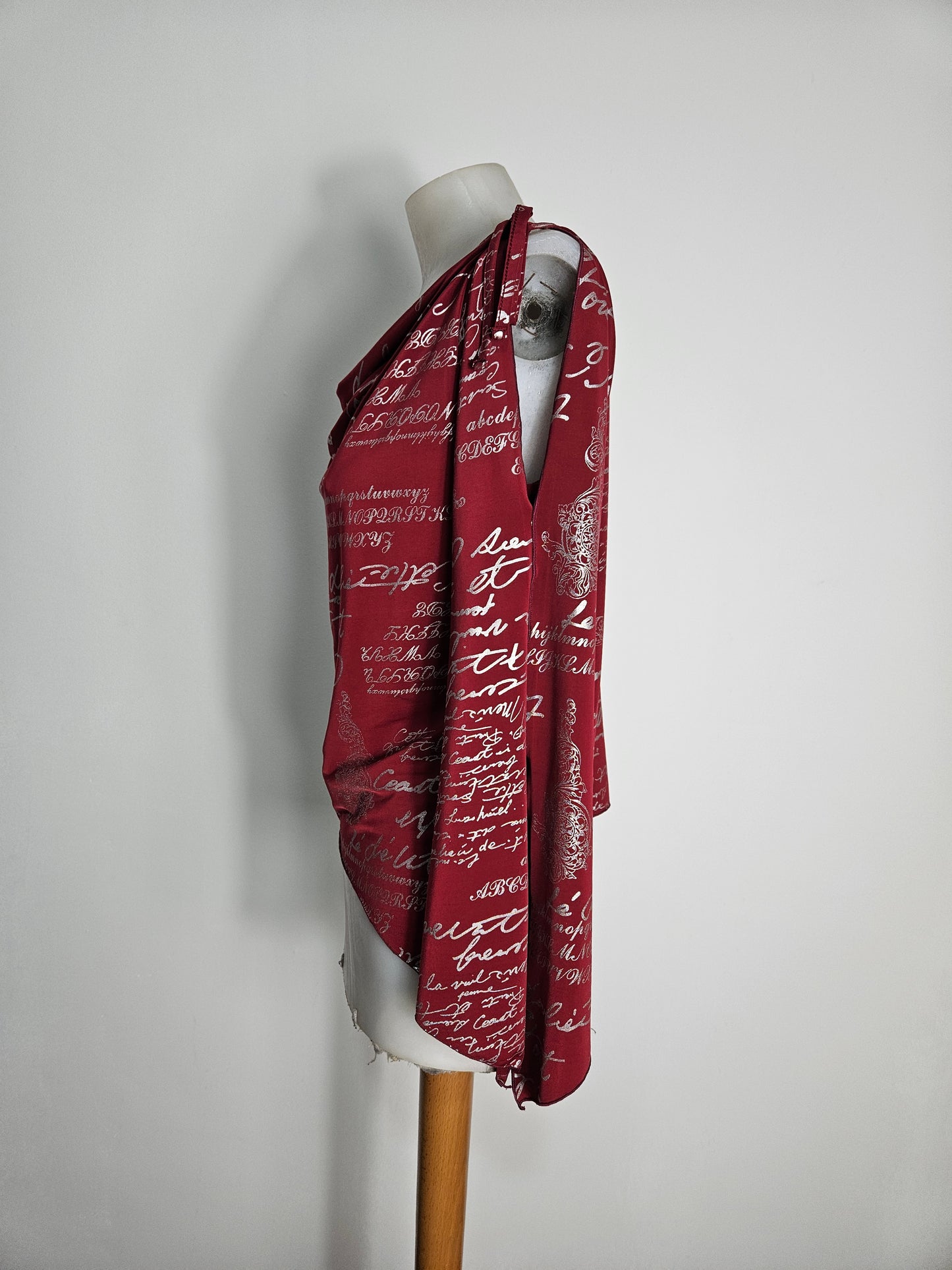 Haut col bénitier asymétrique rouge et argent