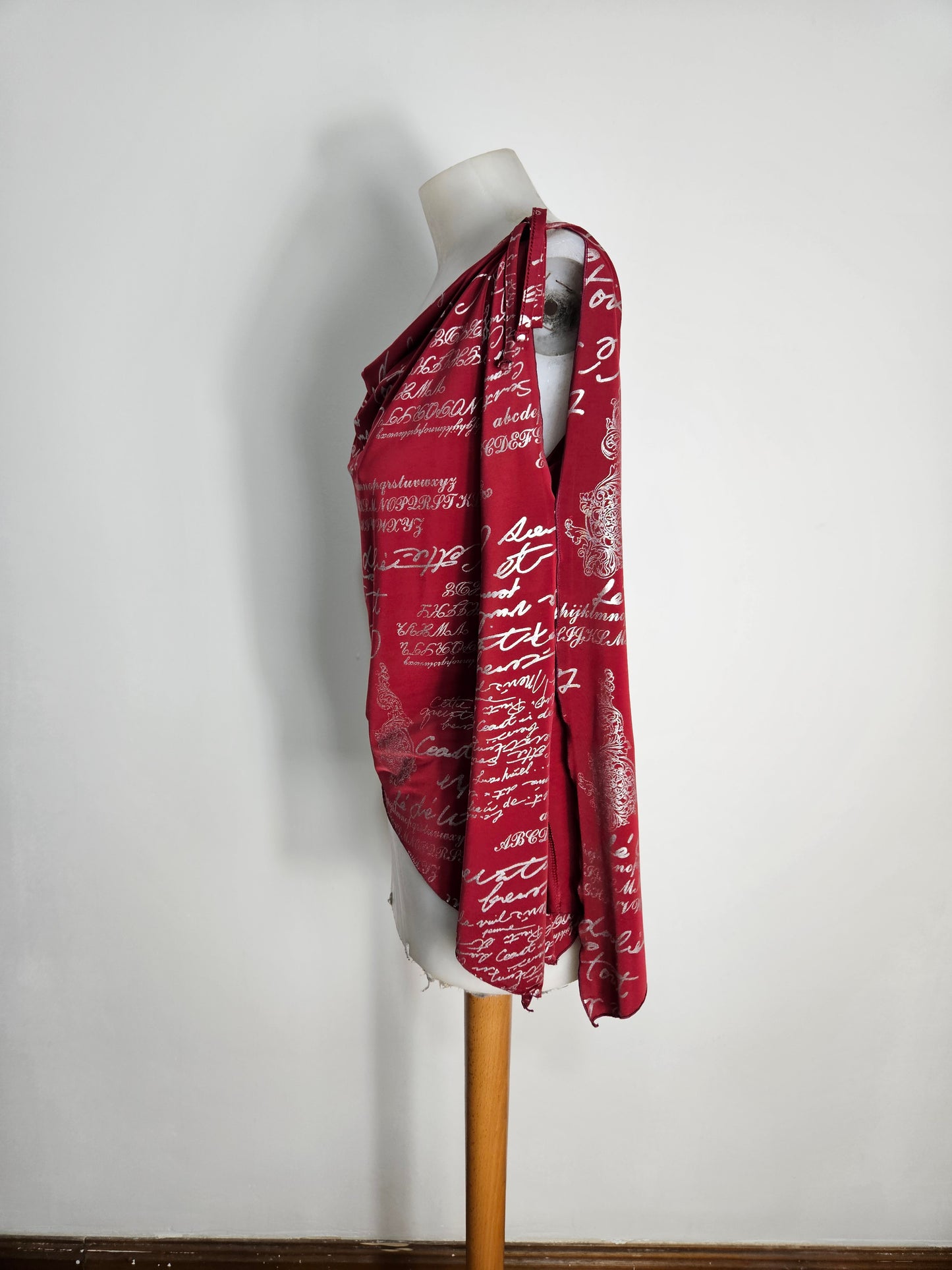 Haut col bénitier asymétrique rouge et argent