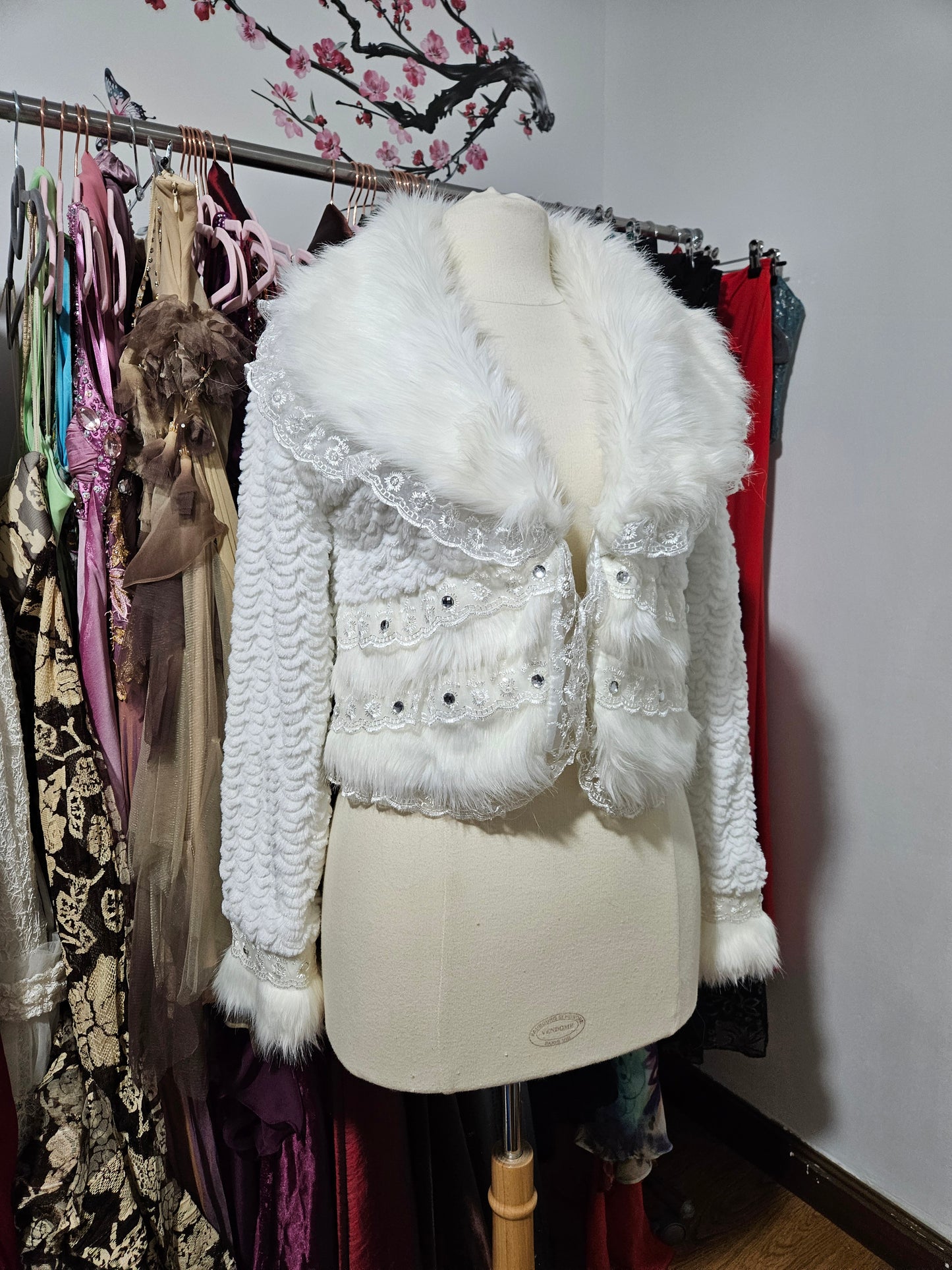 Manteau court col fausse fourrure blanc