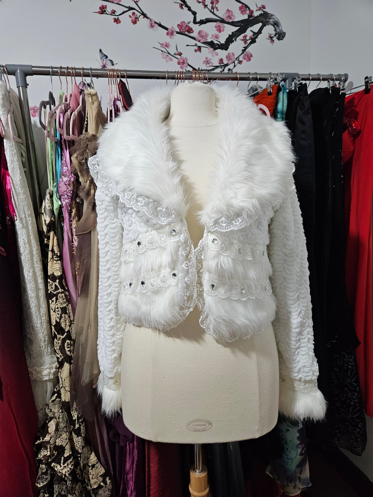 Manteau court col fausse fourrure blanc