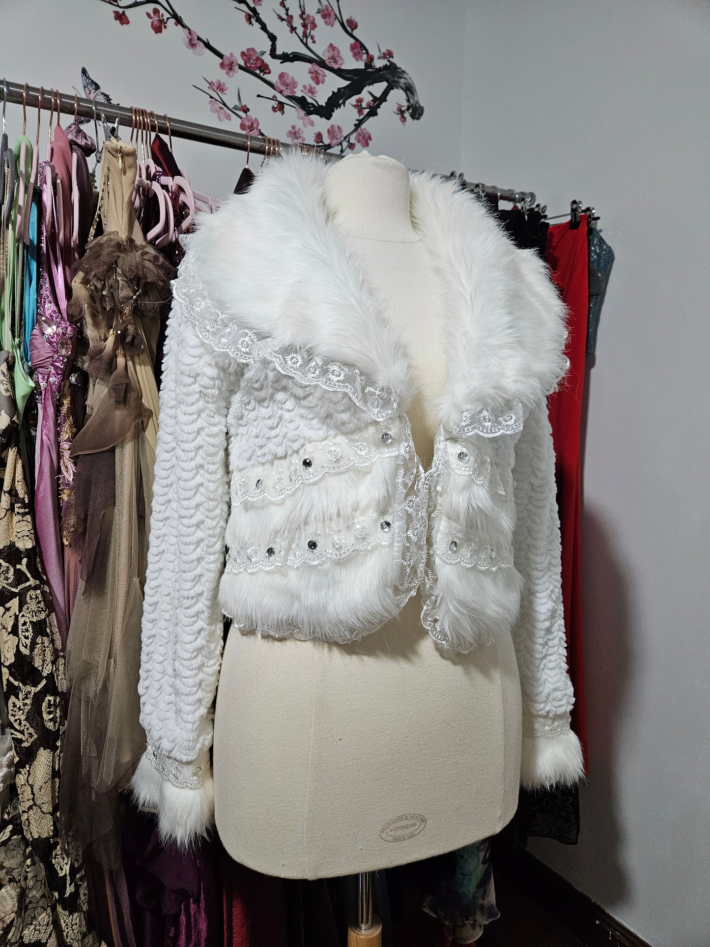 Manteau court col fausse fourrure blanc