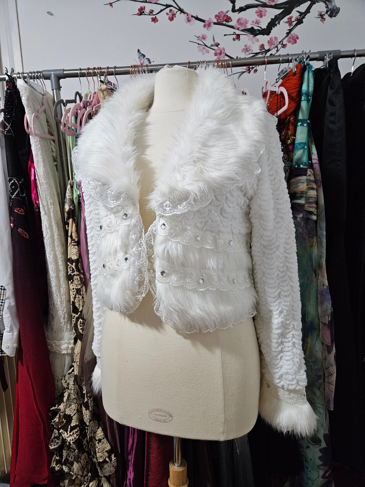 Manteau court col fausse fourrure blanc