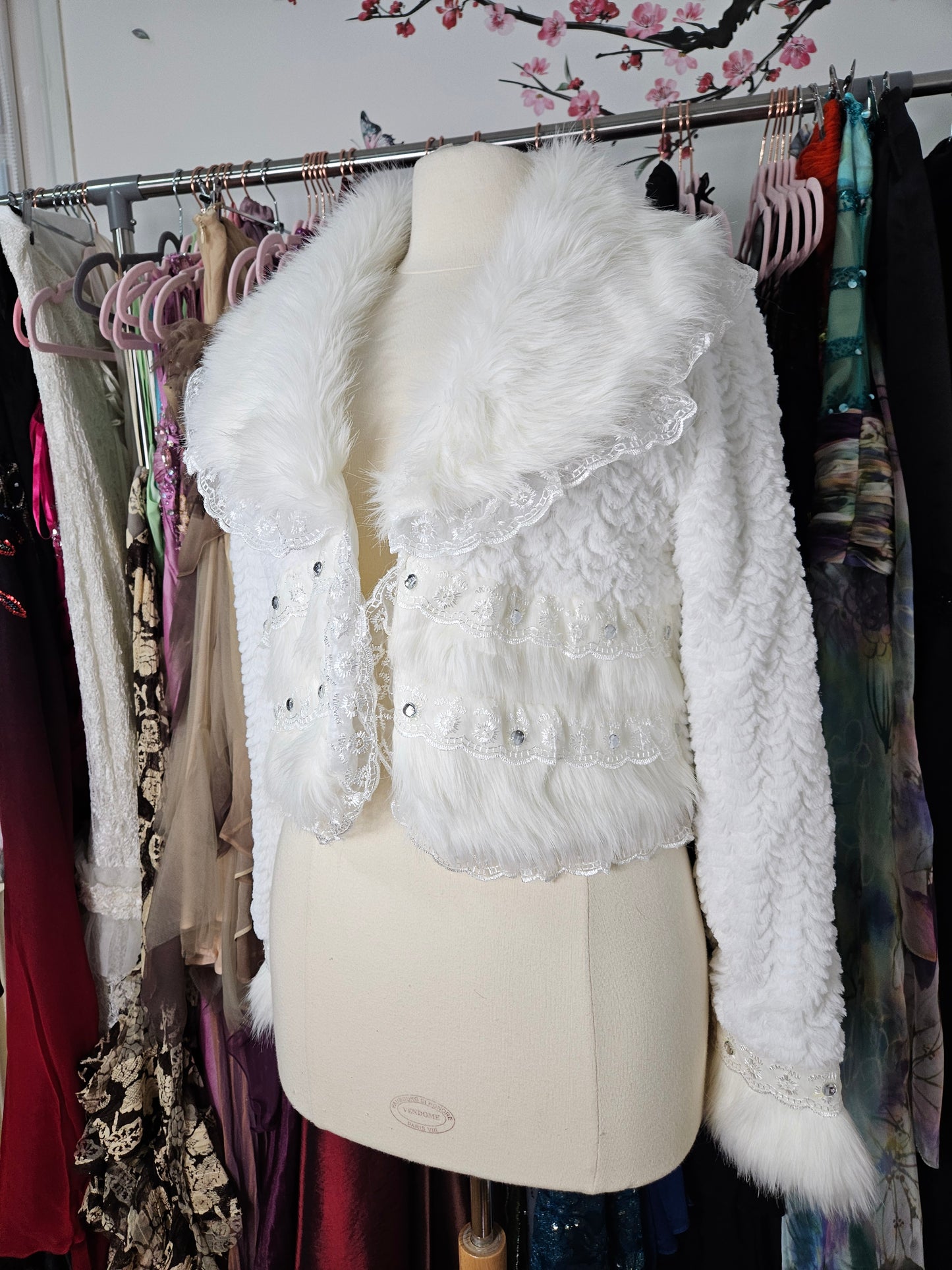 Manteau court col fausse fourrure blanc