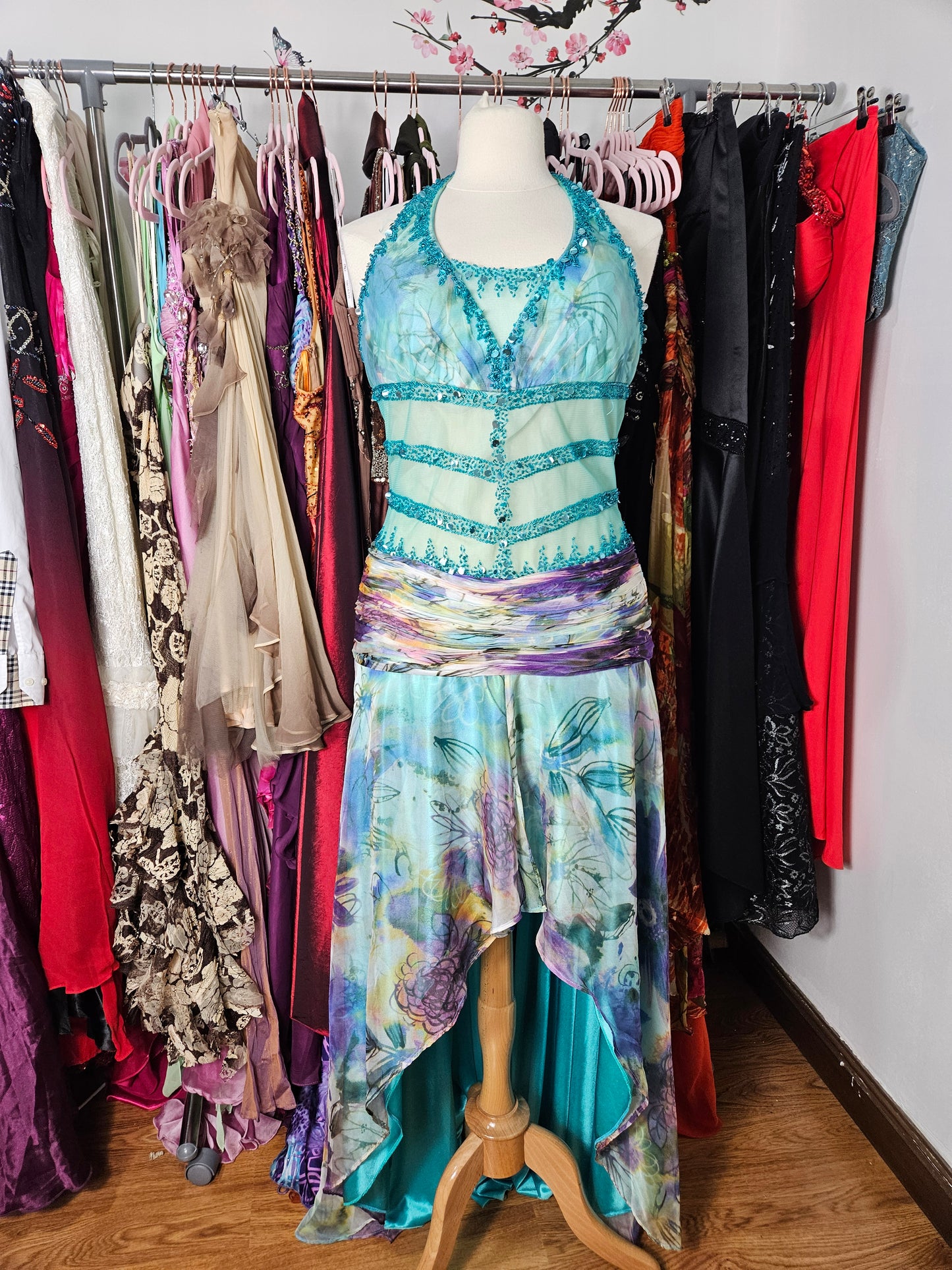 Robe dos nu en voile brodé