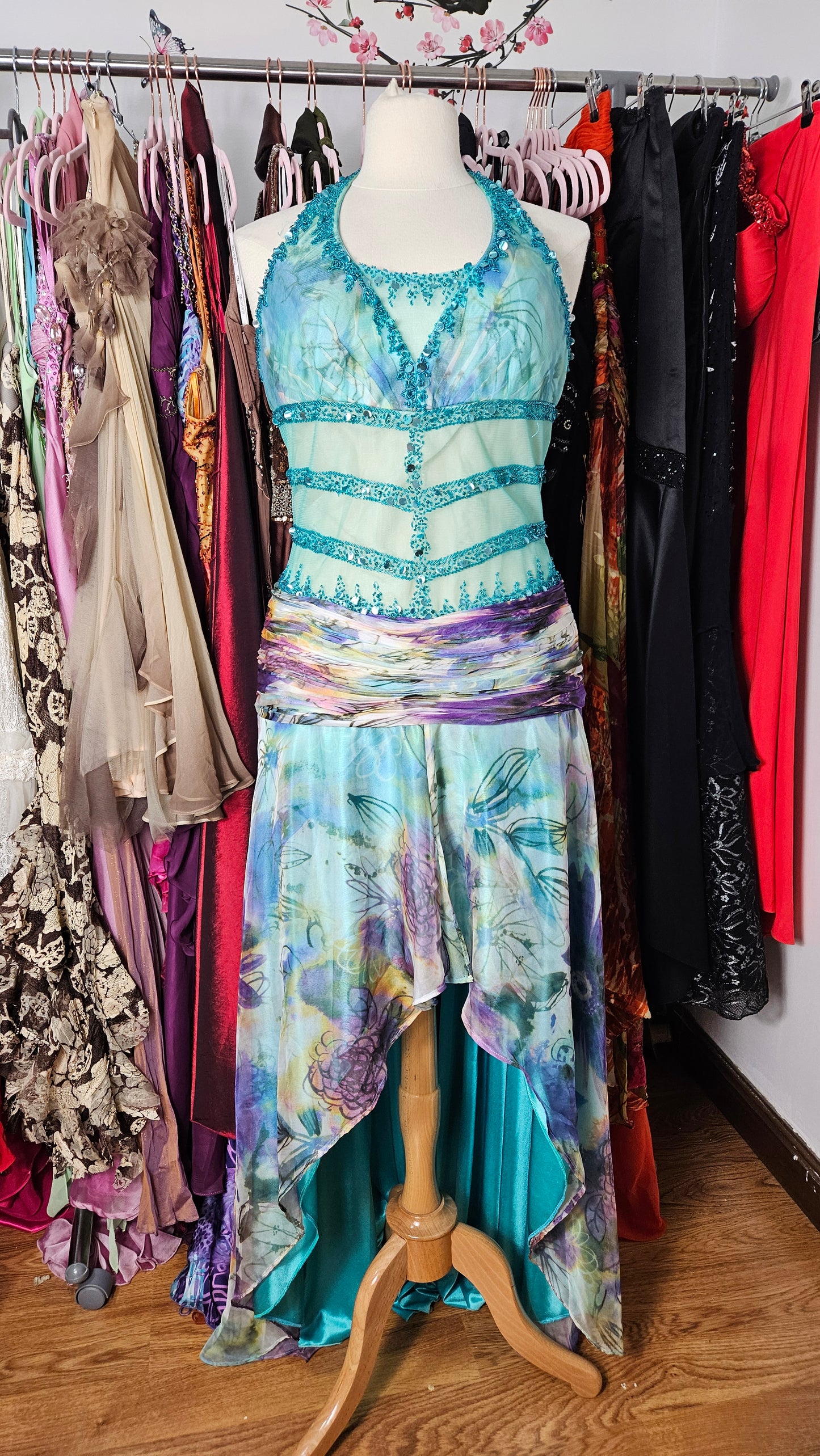 Robe dos nu en voile brodé