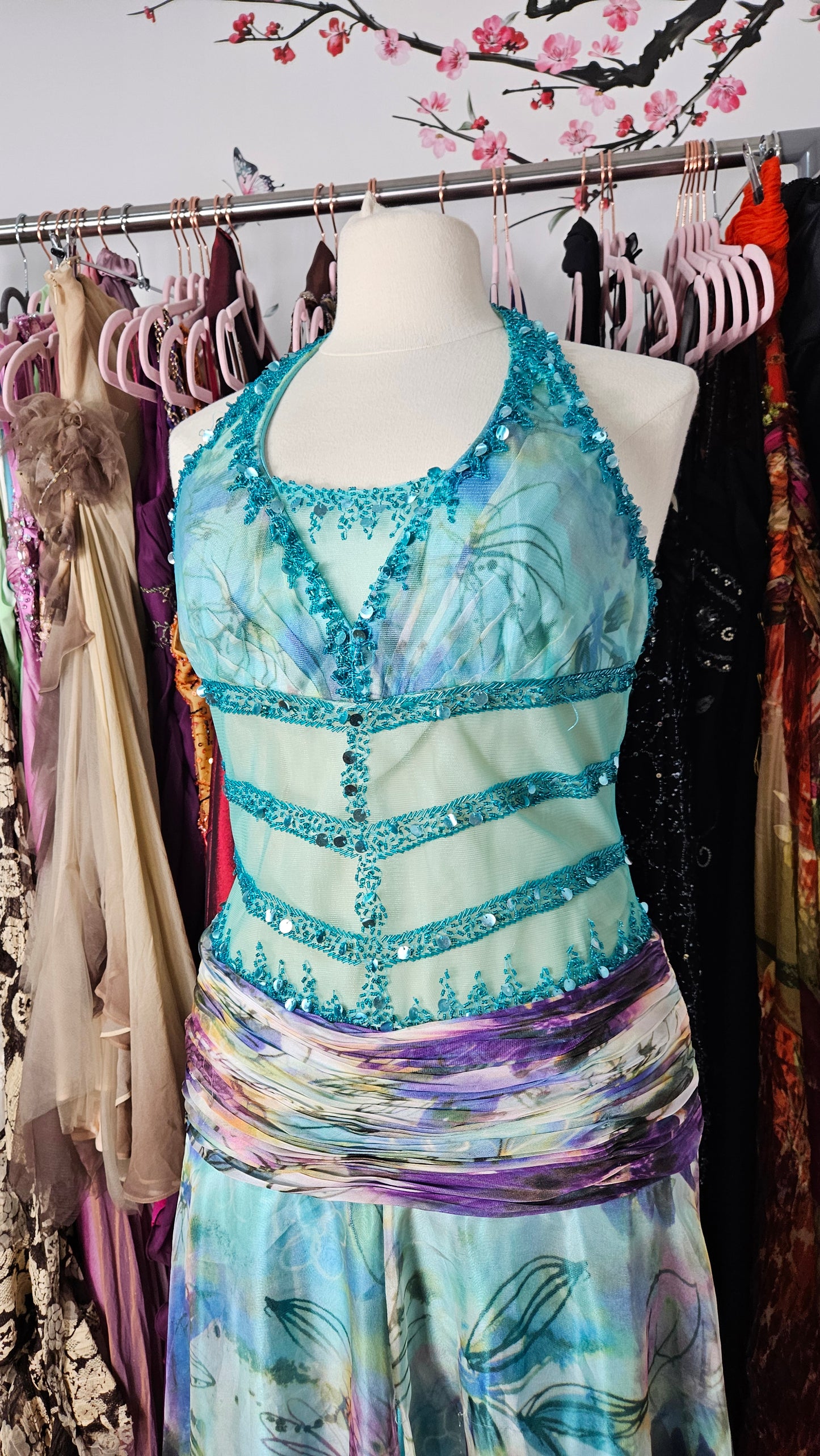 Robe dos nu en voile brodé