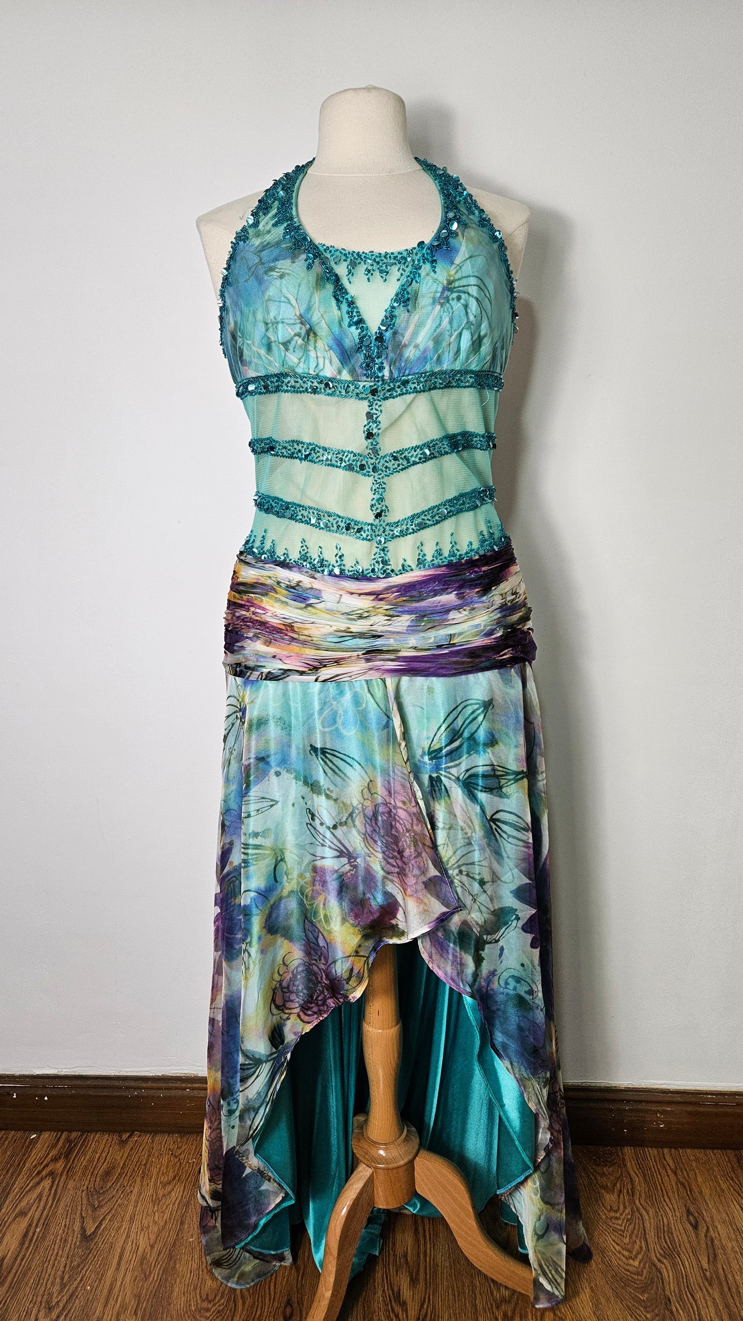 Robe dos nu en voile brodé