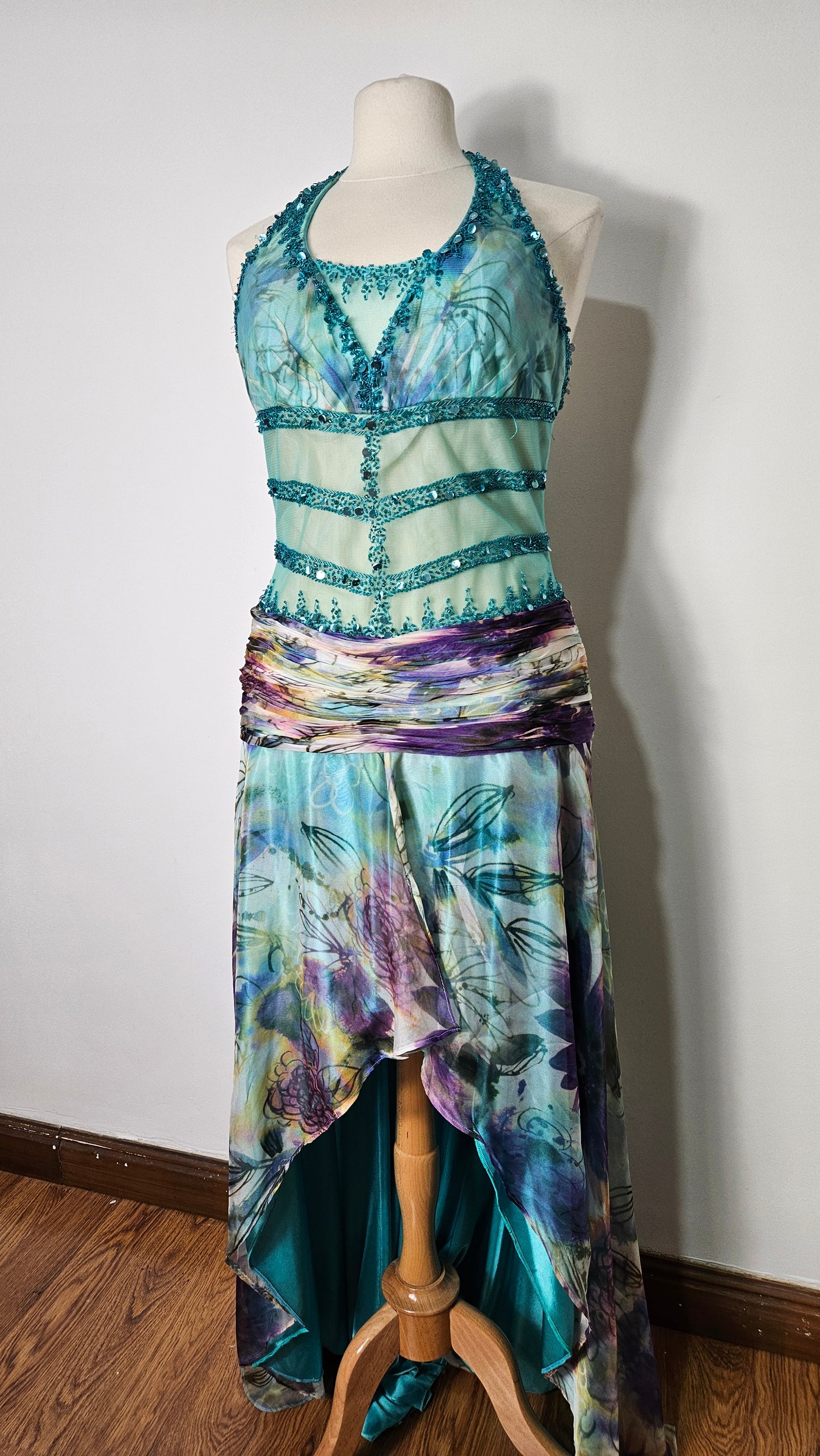 Robe dos nu en voile brodé