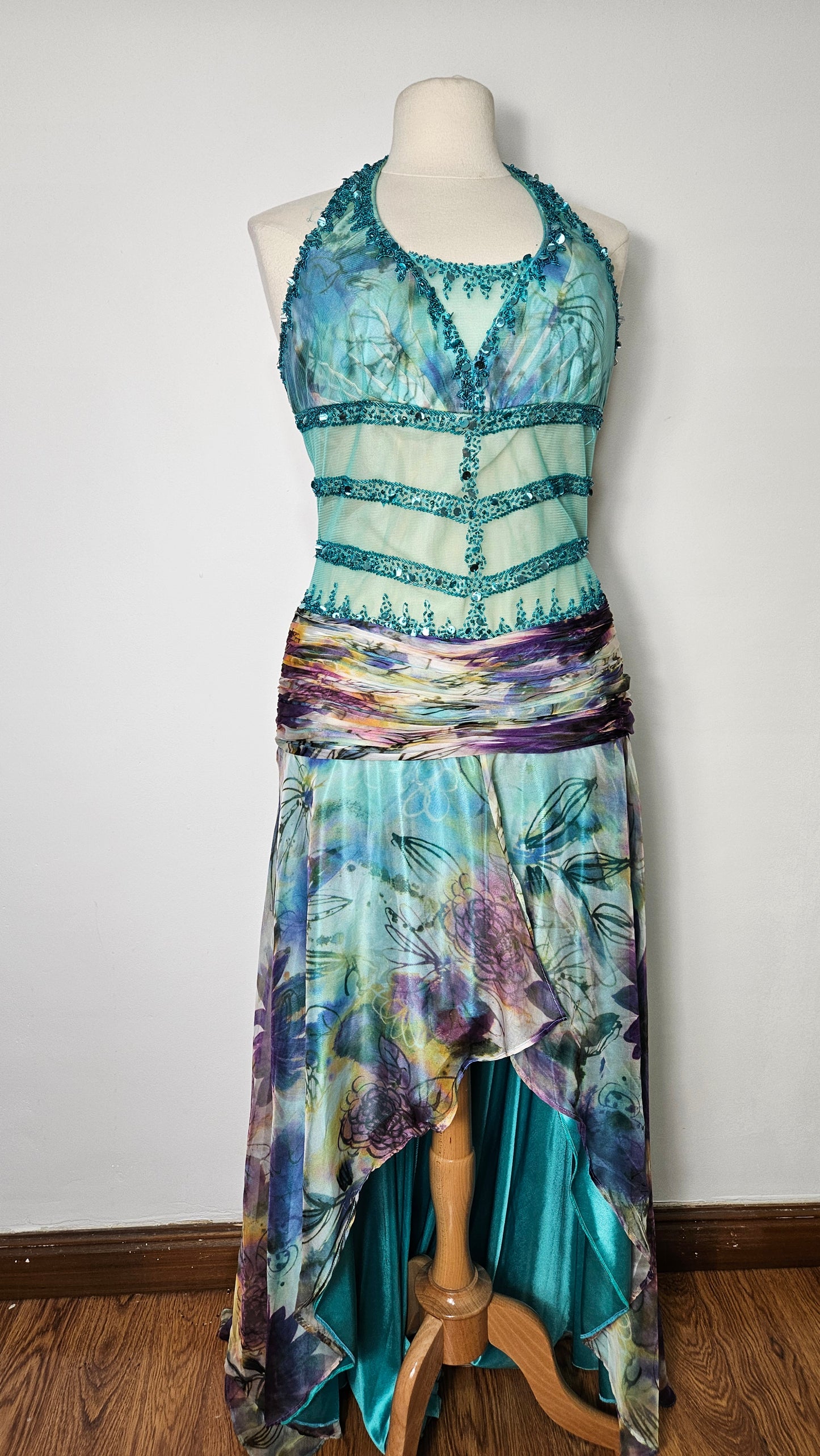 Robe dos nu en voile brodé