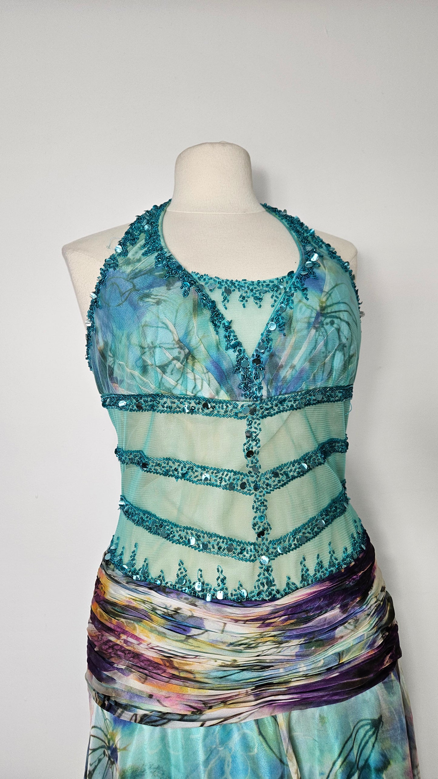 Robe dos nu en voile brodé