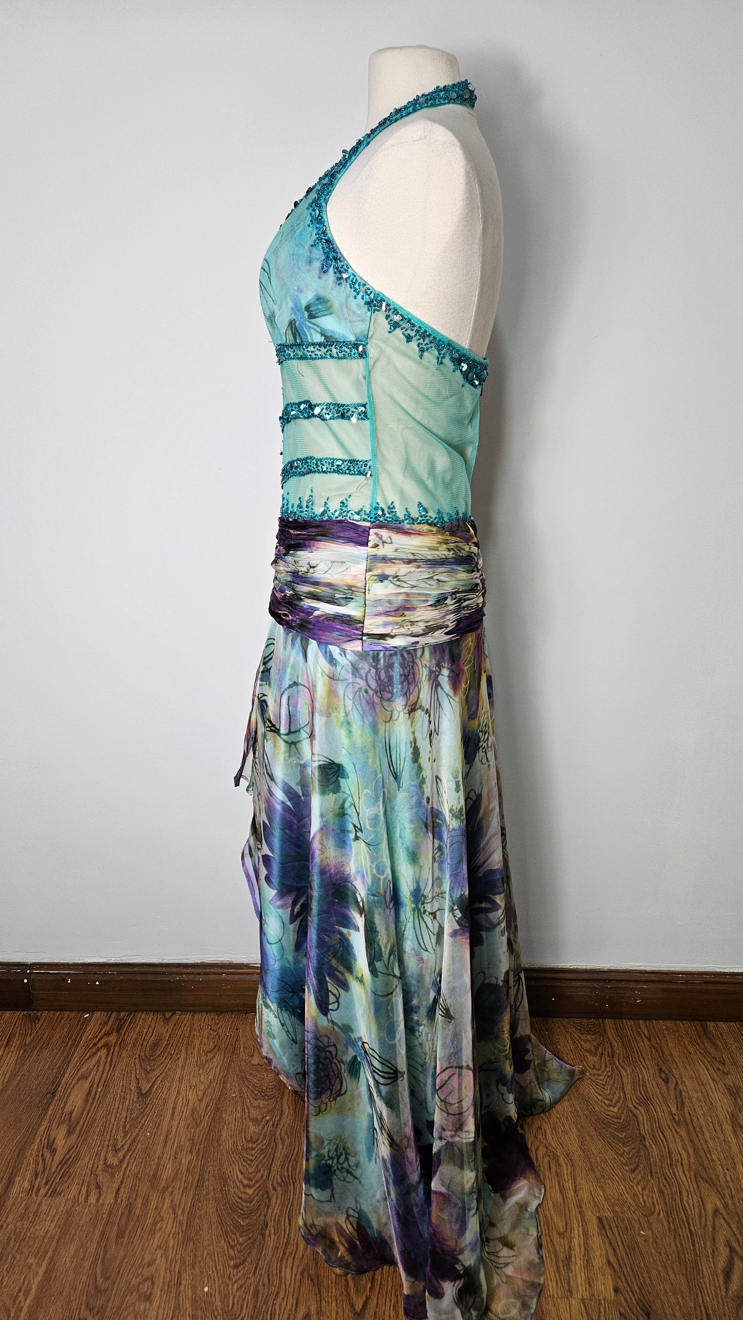 Robe dos nu en voile brodé