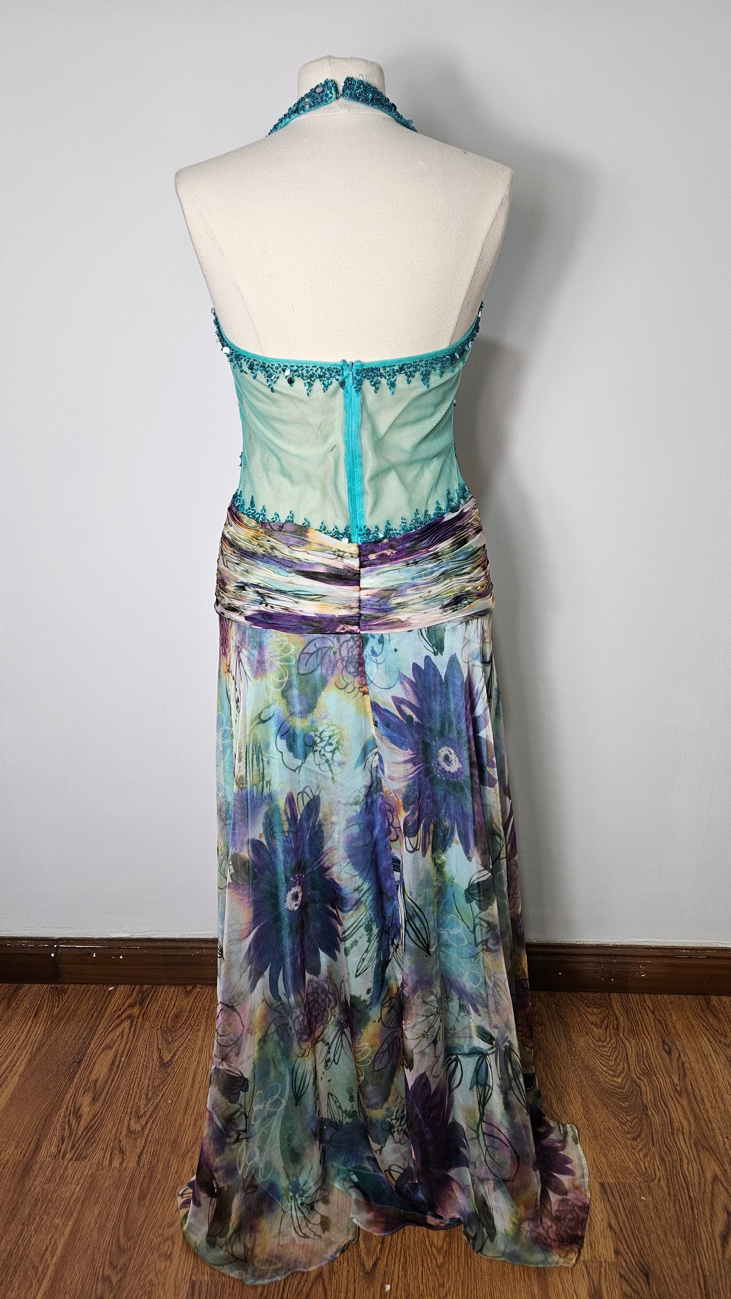 Robe dos nu en voile brodé