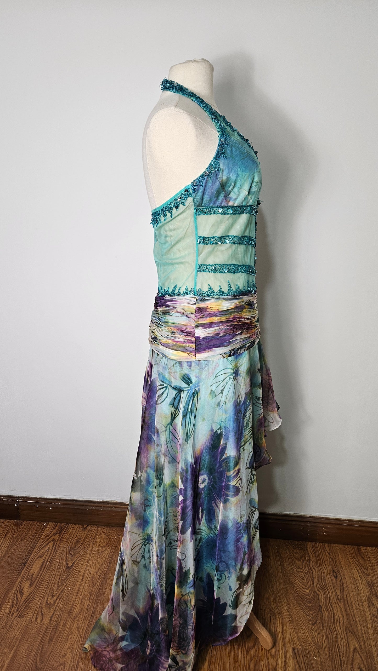 Robe dos nu en voile brodé