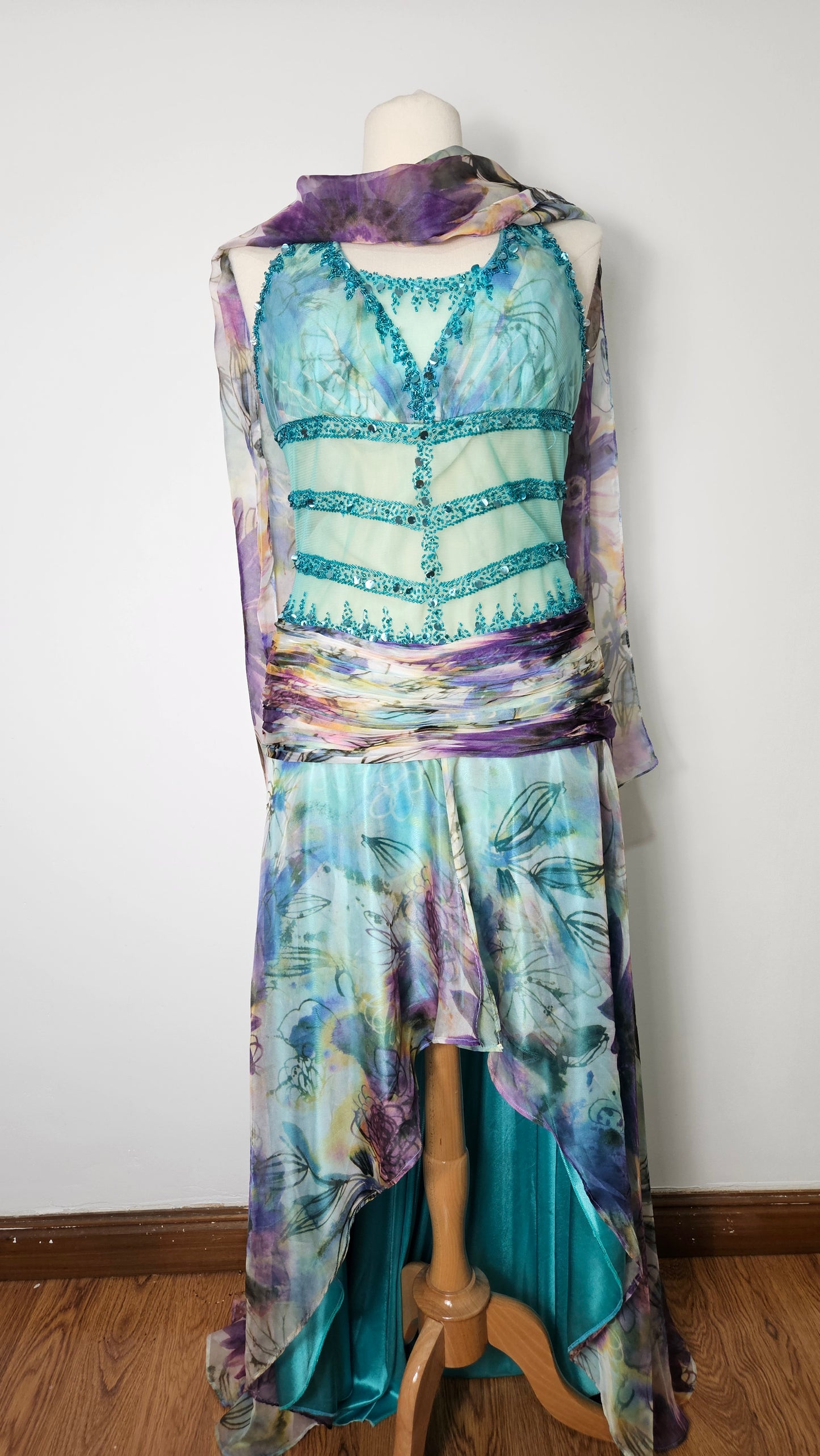 Robe dos nu en voile brodé