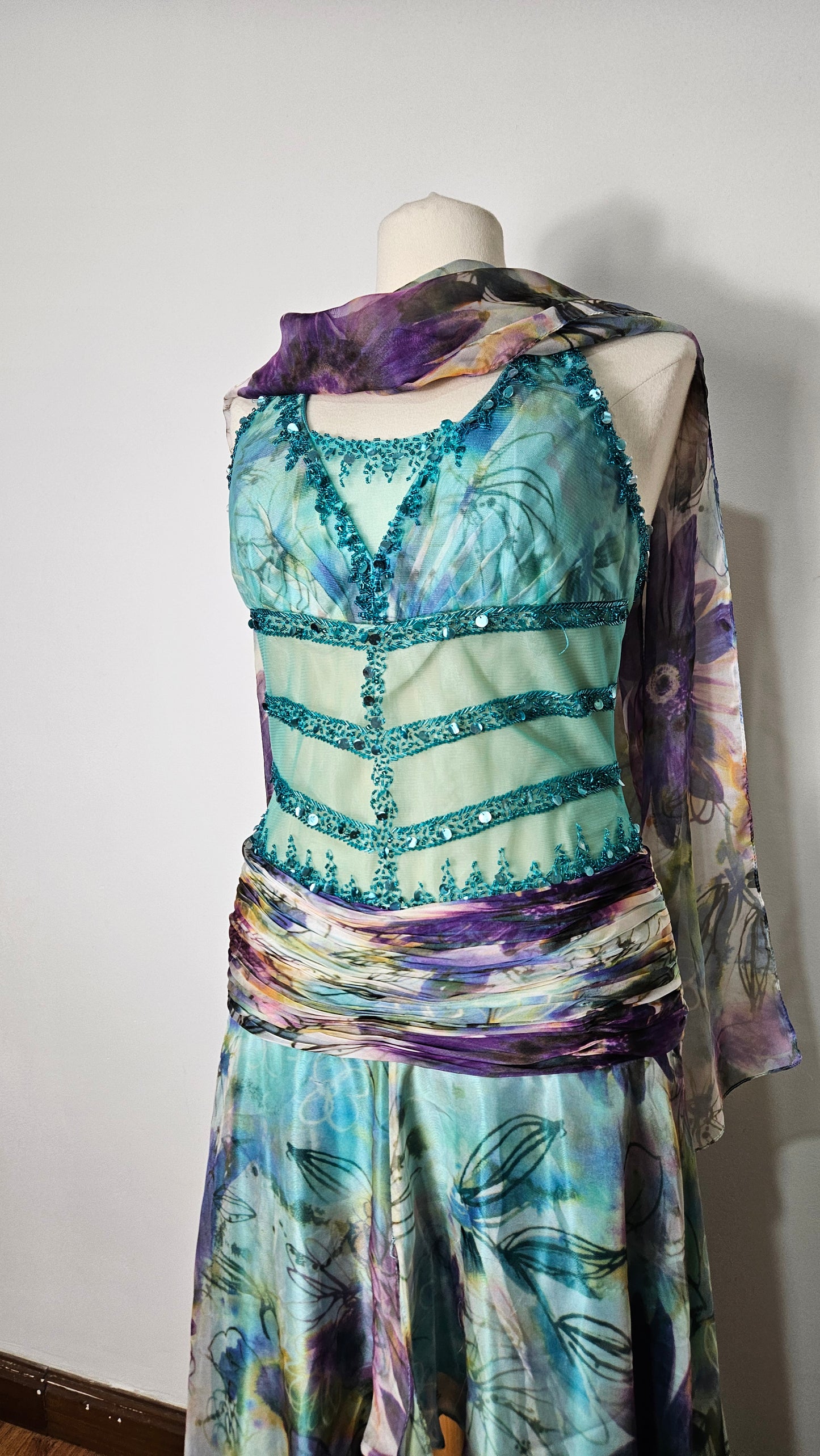 Robe dos nu en voile brodé