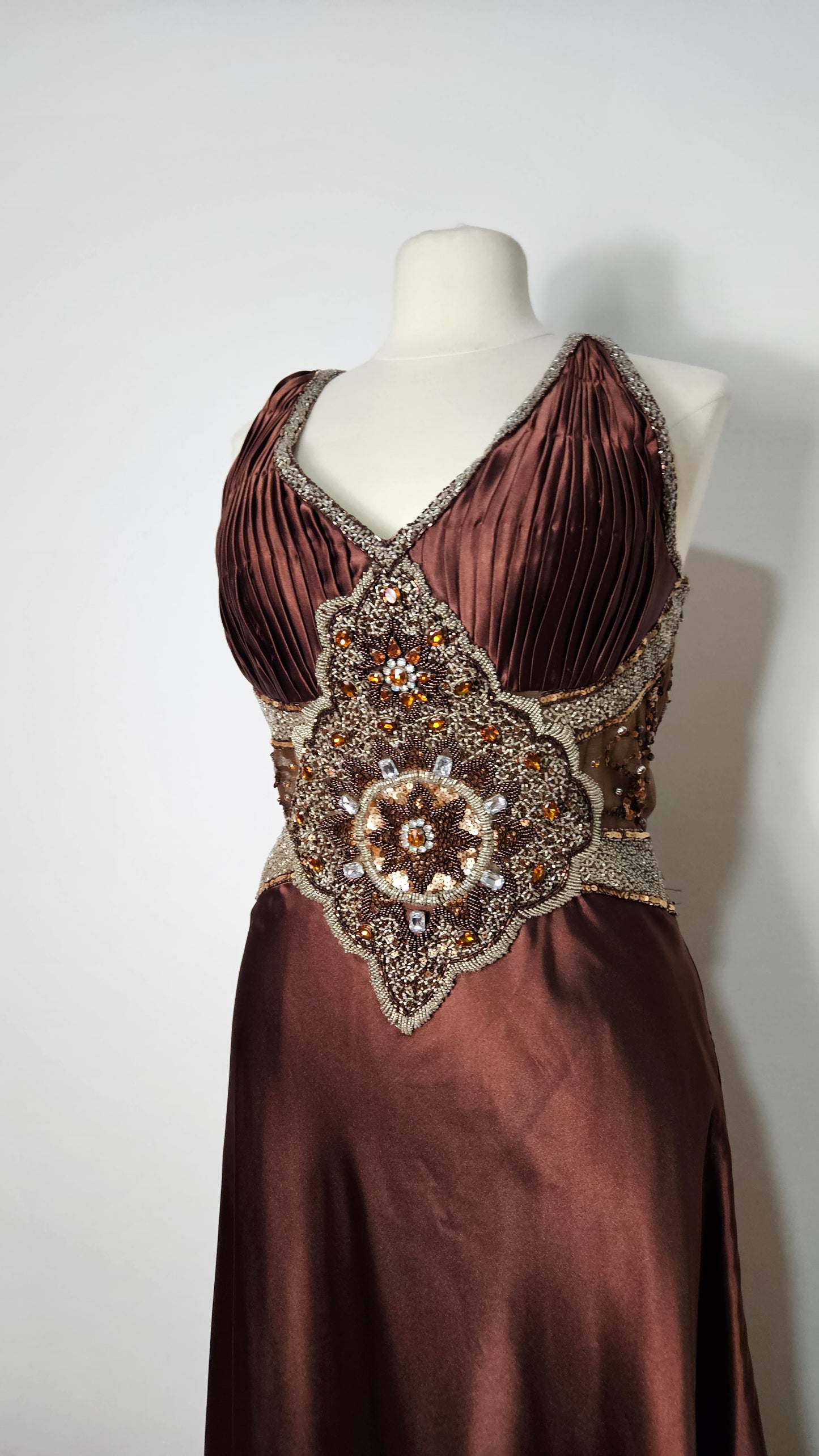 Longue robe satinée et brodée marron