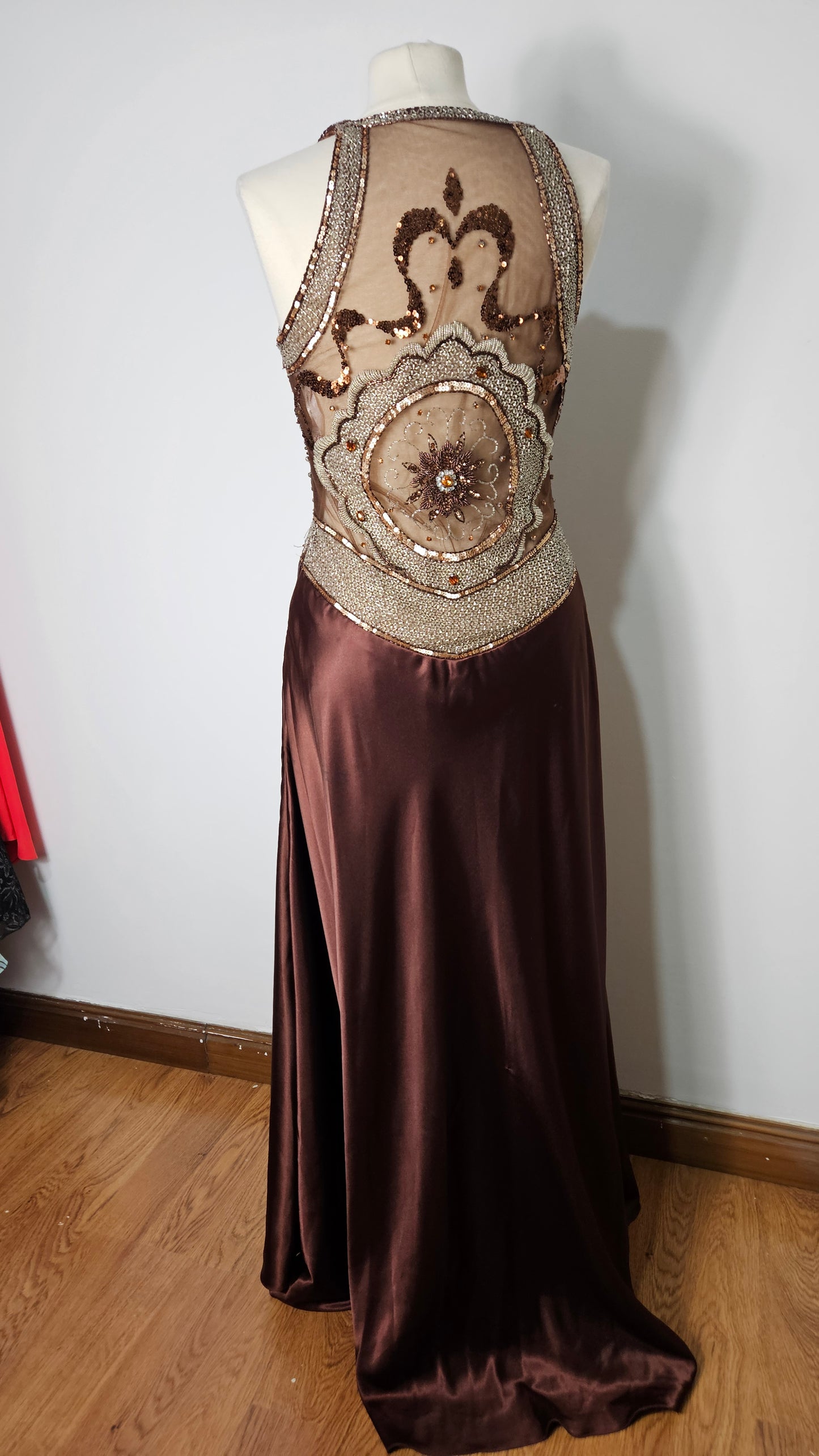 Longue robe satinée et brodée marron