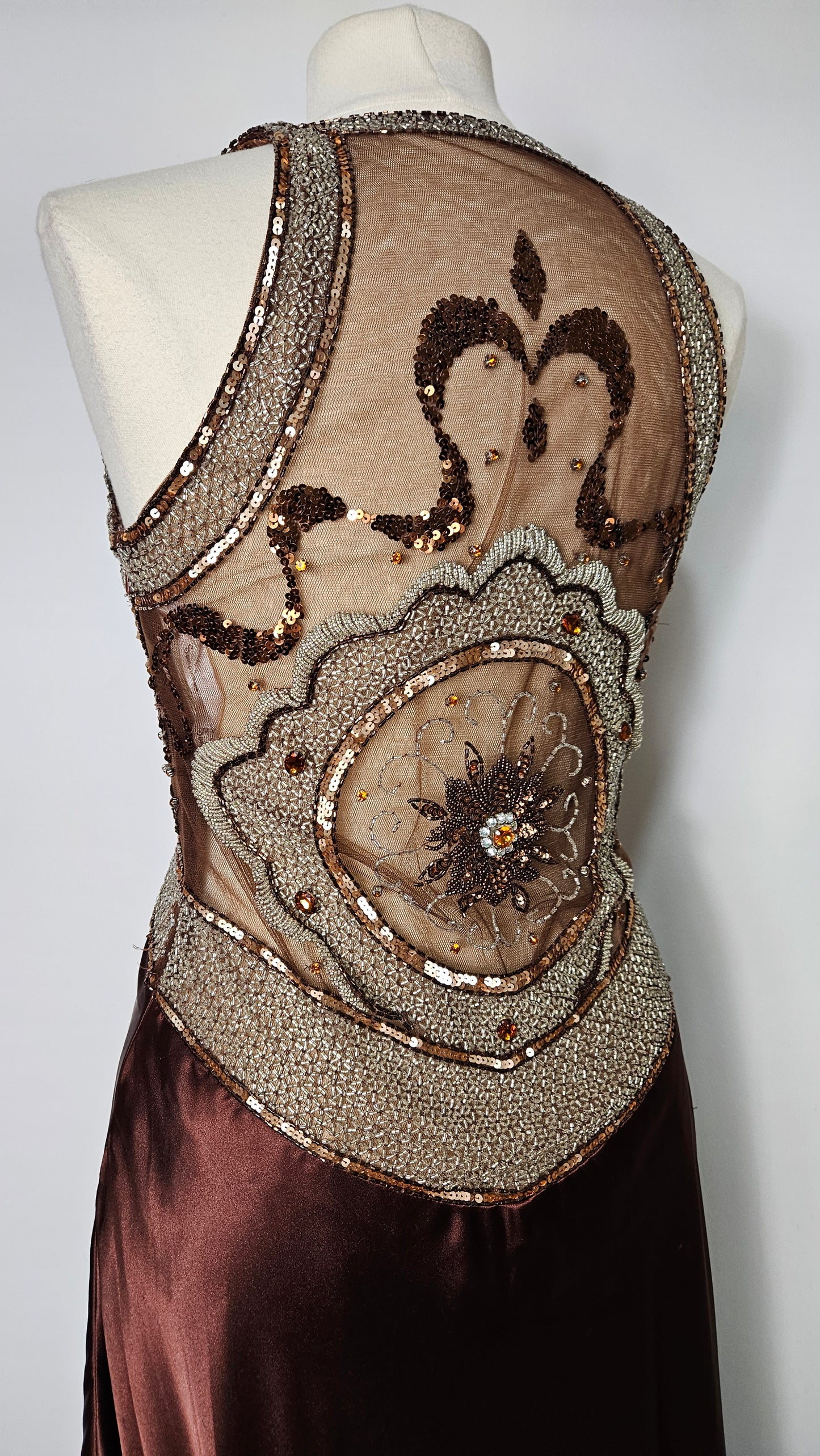 Longue robe satinée et brodée marron