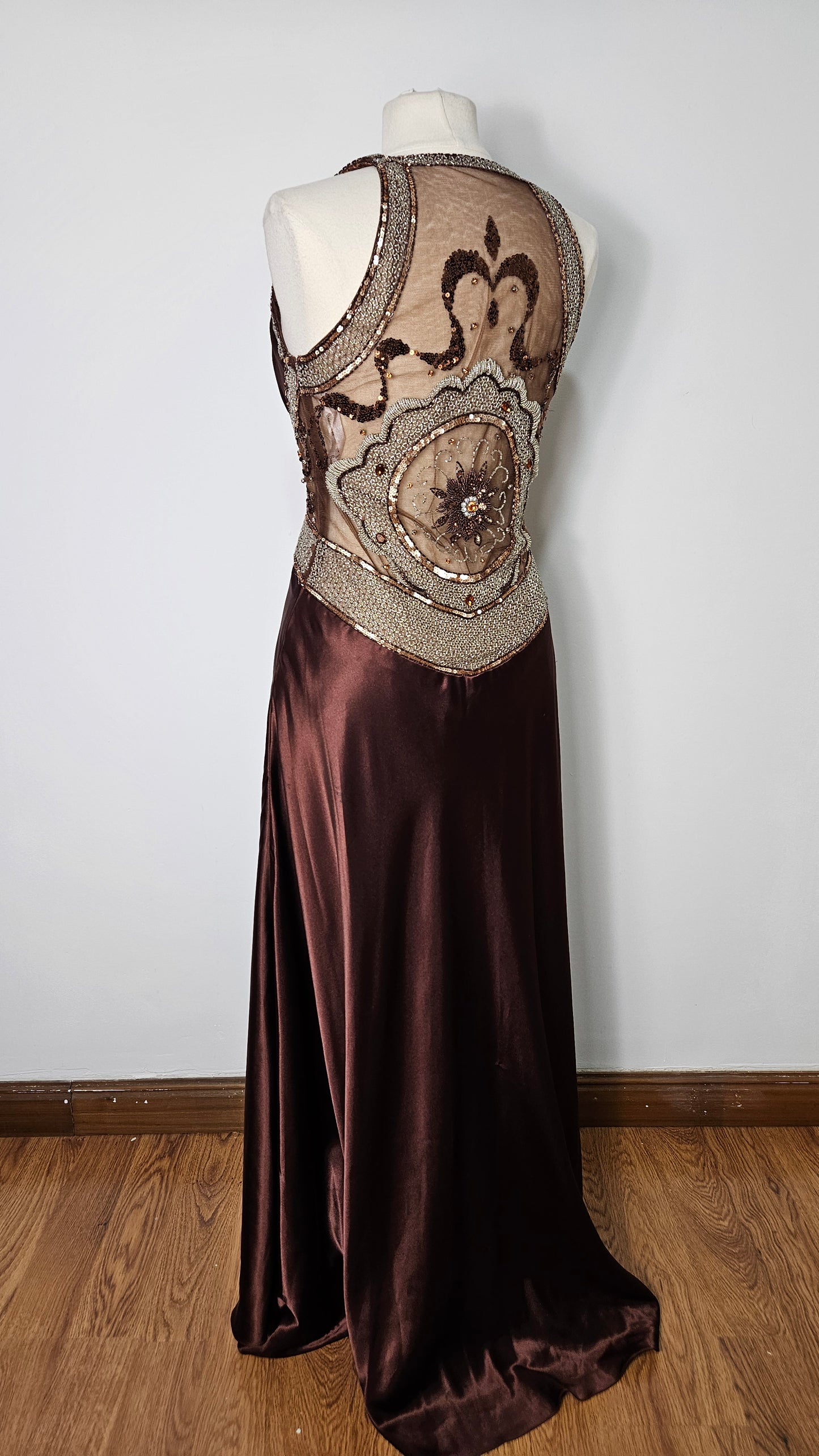 Longue robe satinée et brodée marron