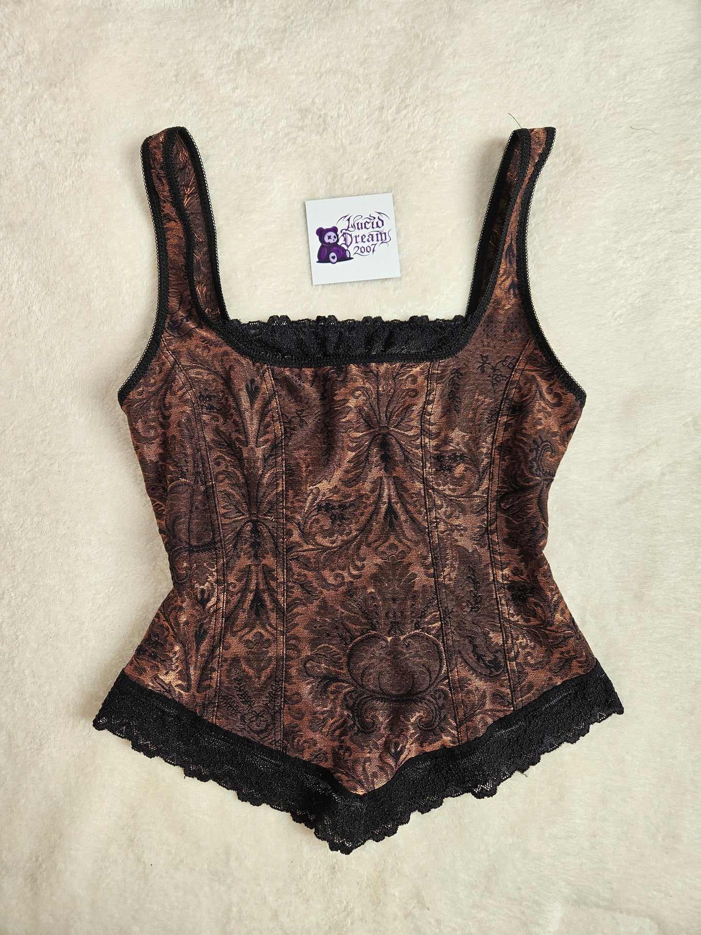 Haut à motifs d'arabesques