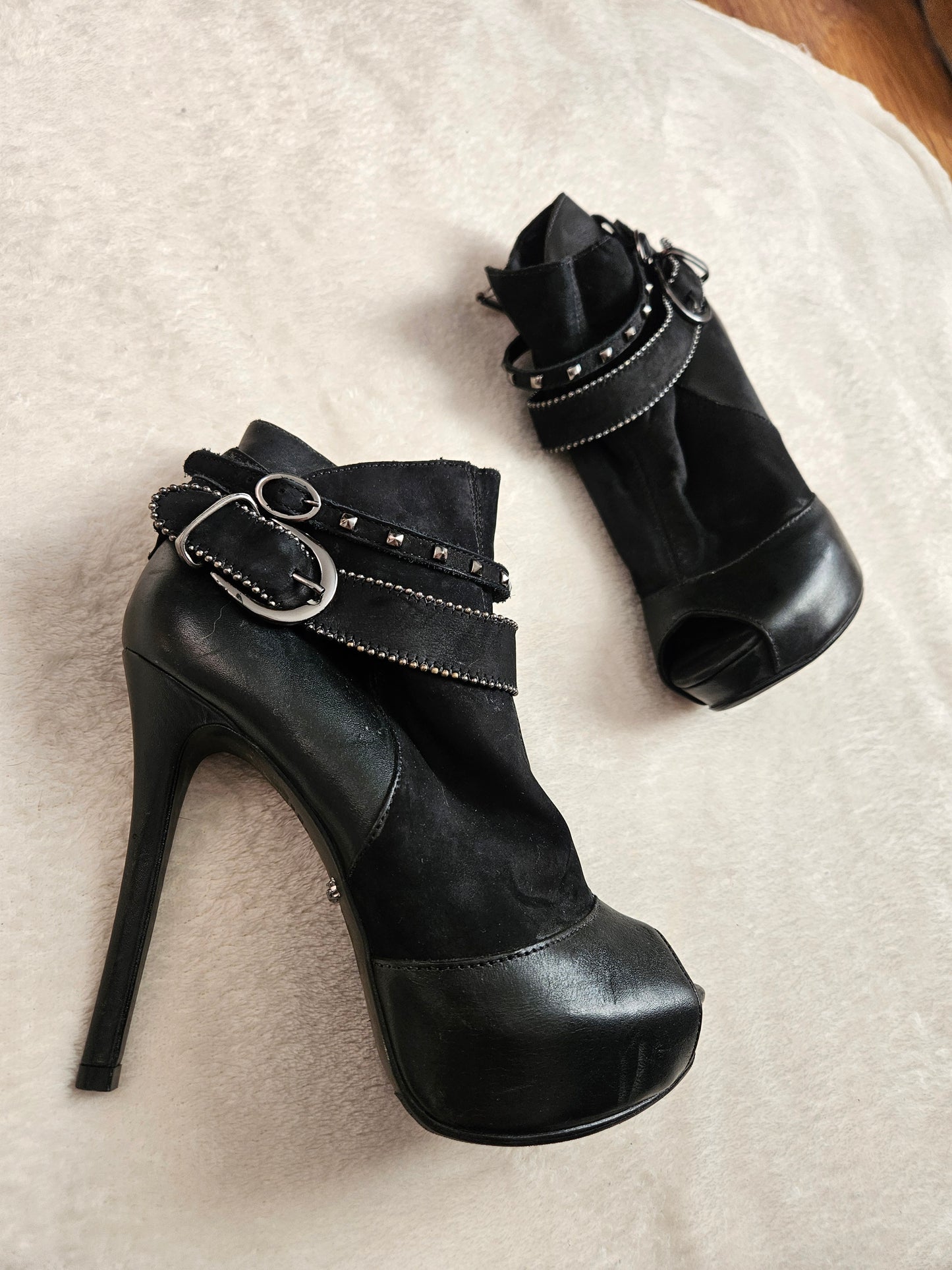 High-heeled shoes with strap details