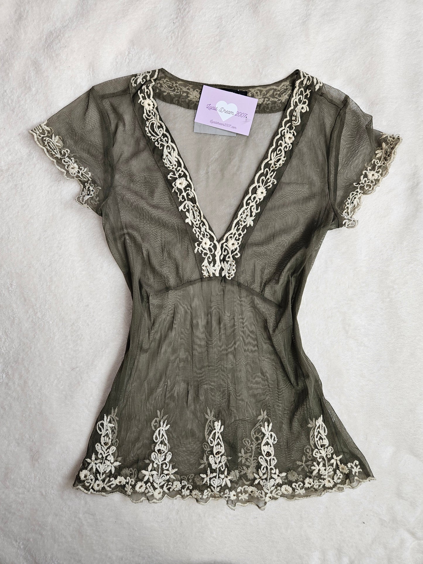 Haut en voile brodé