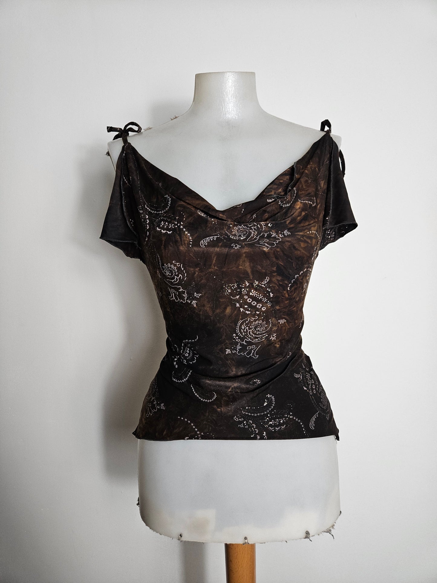 Top cuello drapeado tonos marrones
