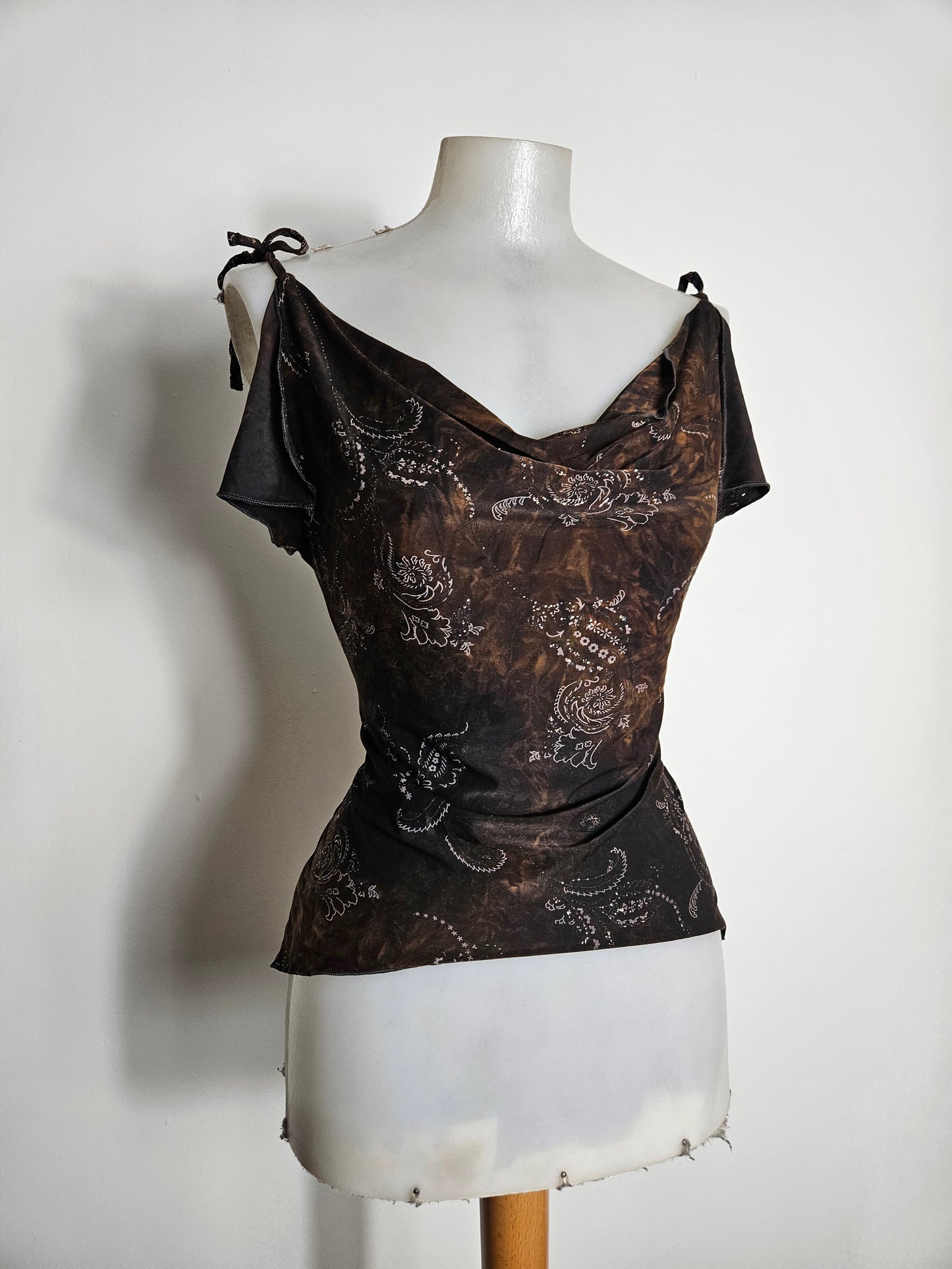 Top cuello drapeado tonos marrones
