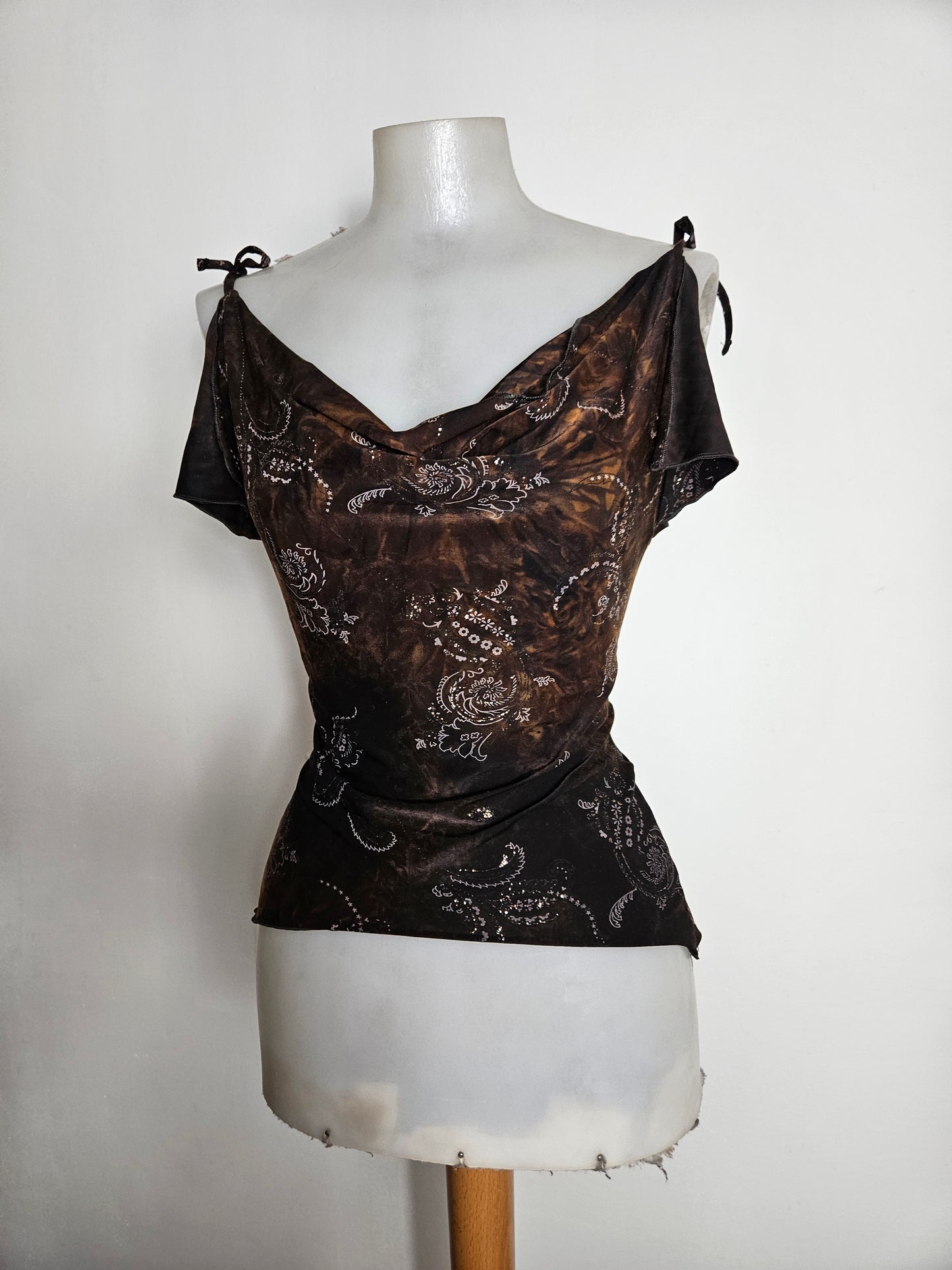 Top cuello drapeado tonos marrones