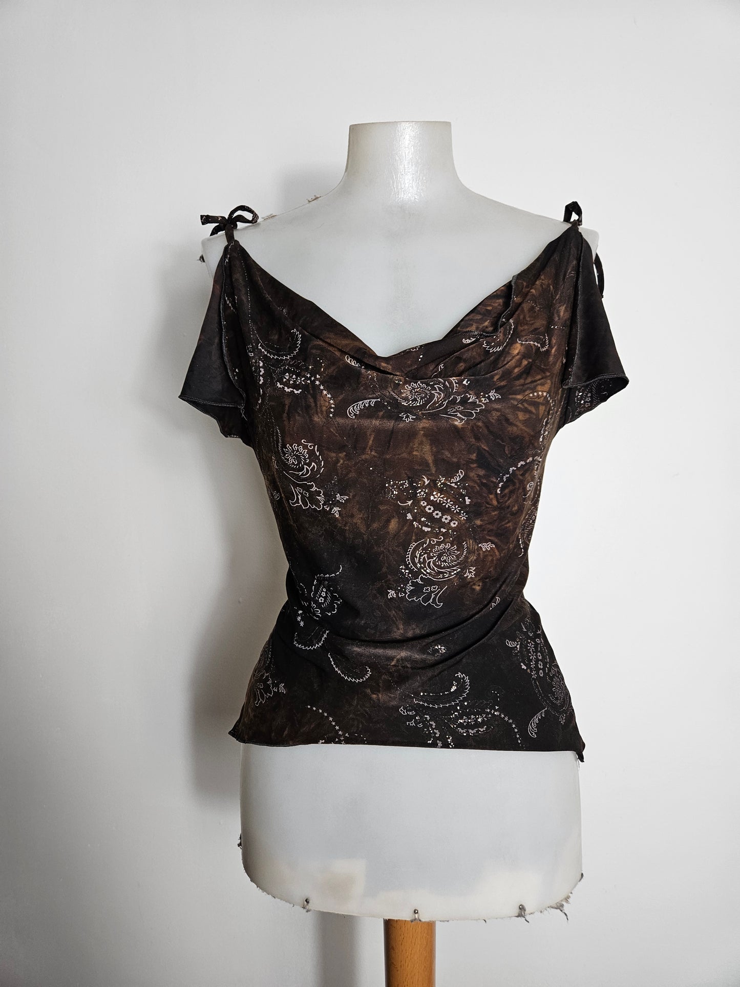 Top cuello drapeado tonos marrones