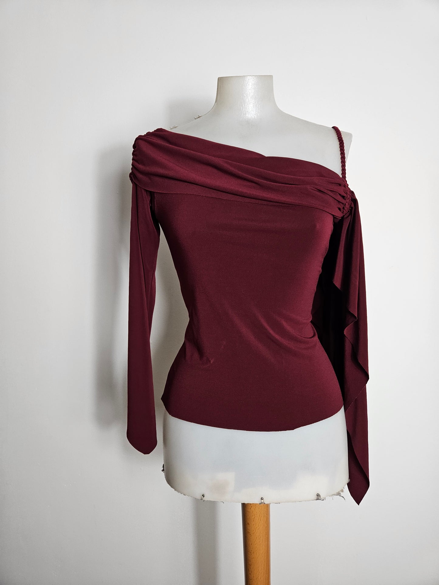 Haut bordeau découpe asymétrique