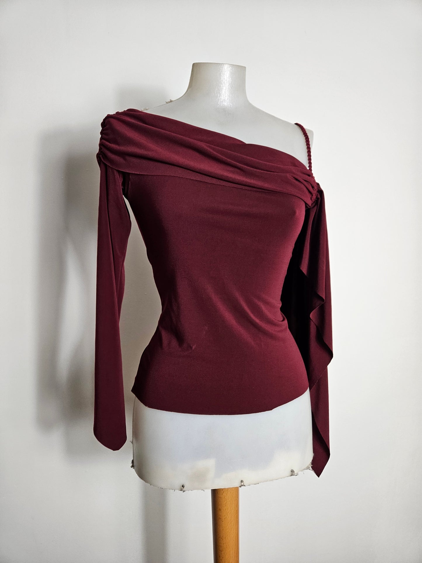 Haut bordeau découpe asymétrique
