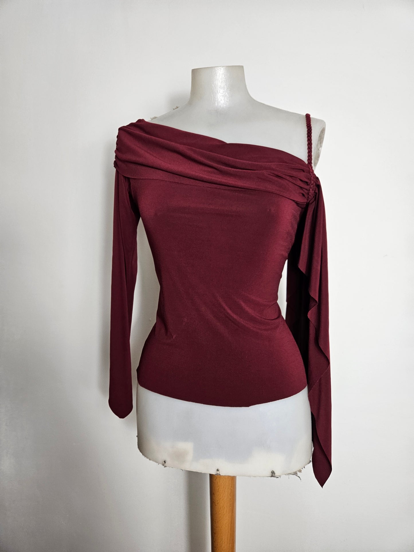 Haut bordeau découpe asymétrique