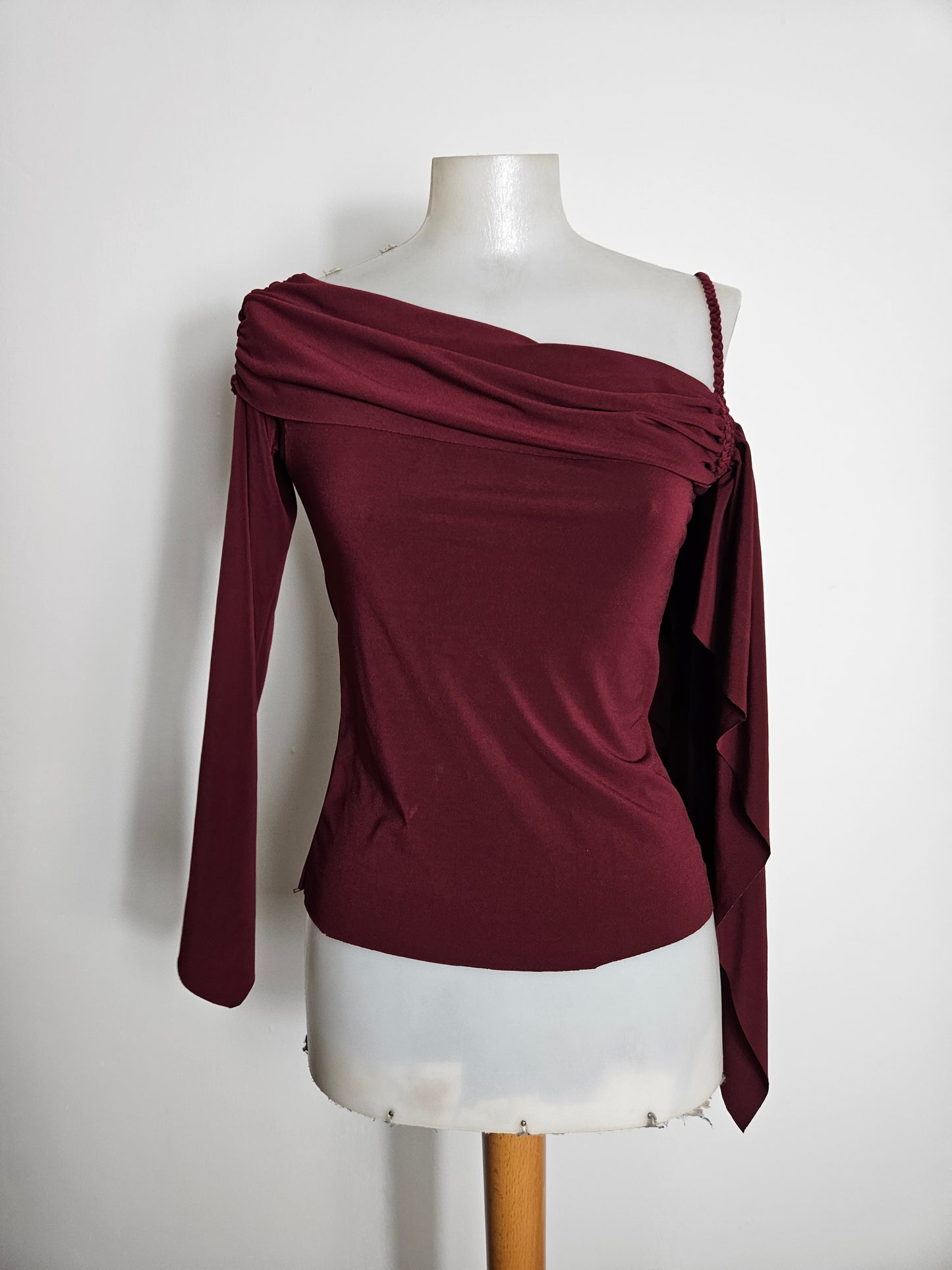 Haut bordeau découpe asymétrique