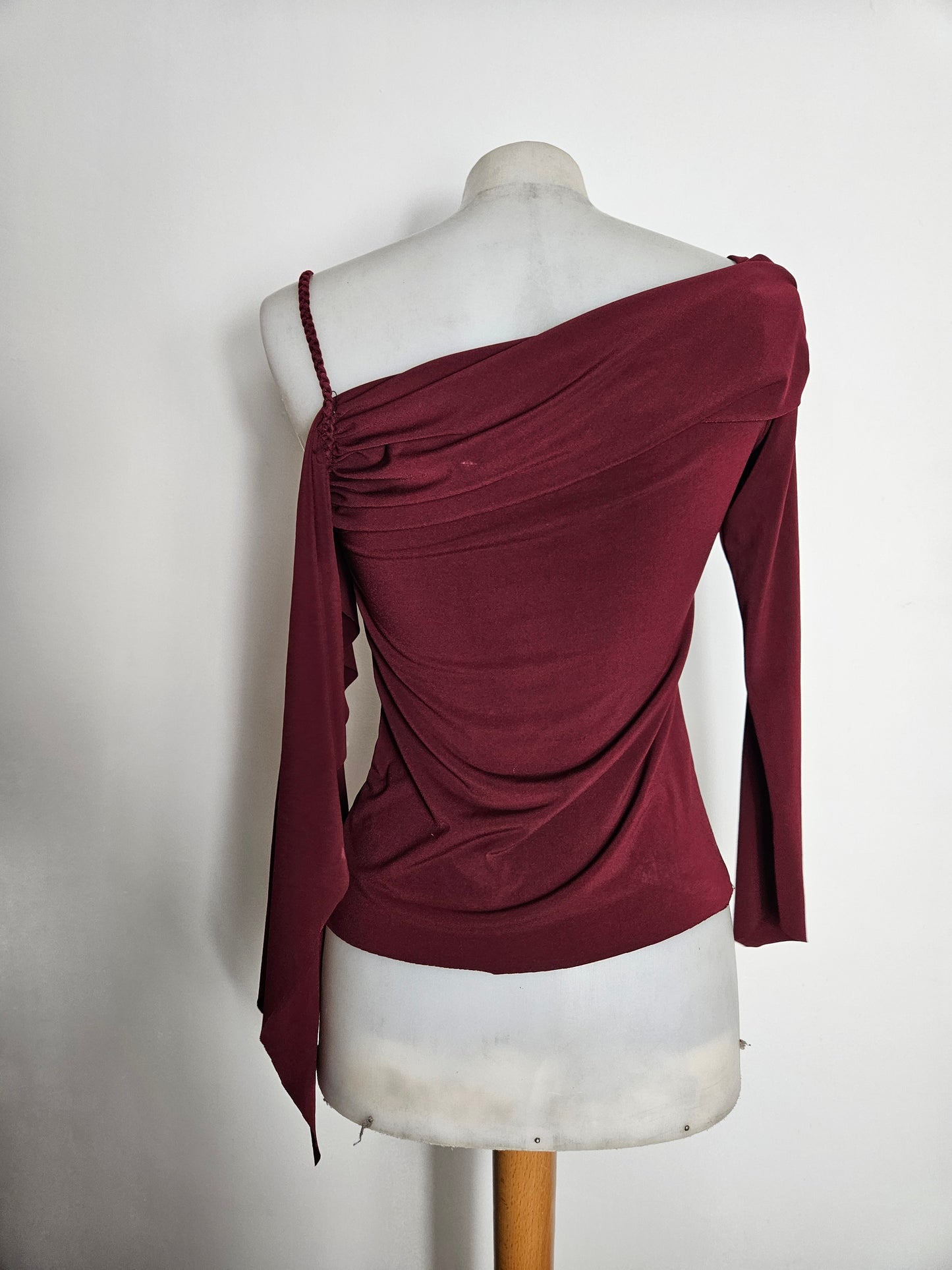 Haut bordeau découpe asymétrique