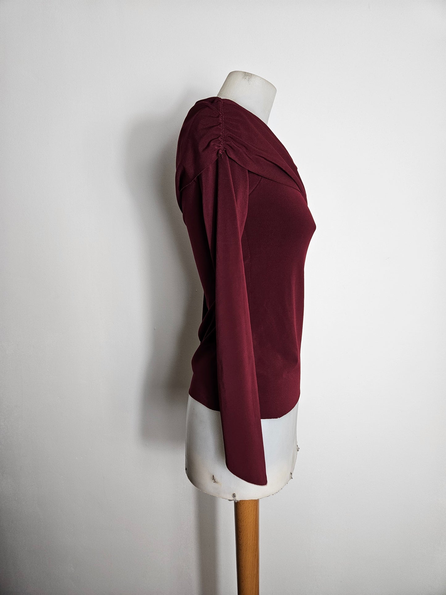 Haut bordeau découpe asymétrique